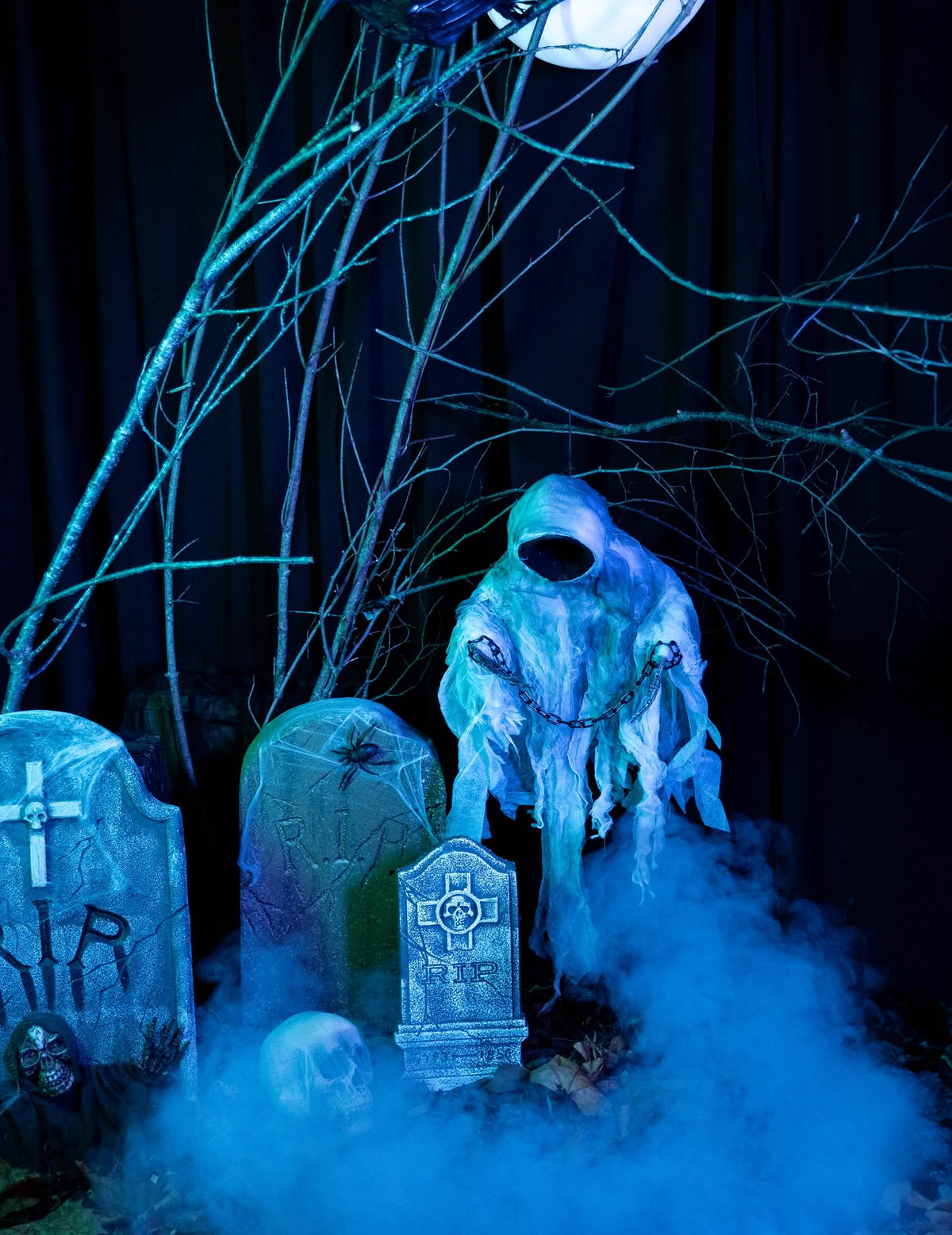 Punere în scenă într-un decor de cimitir a decorațiunii de agățat schelet înlănțuit