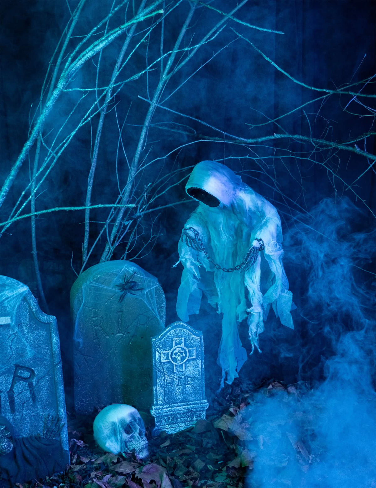 Decorațiune suspendată schelet înlănțuit pentru halloween alb și albastru luminos