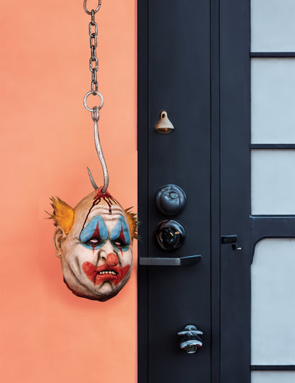 Mise en situation devant une porte de la décoration à suspendre tête de clown