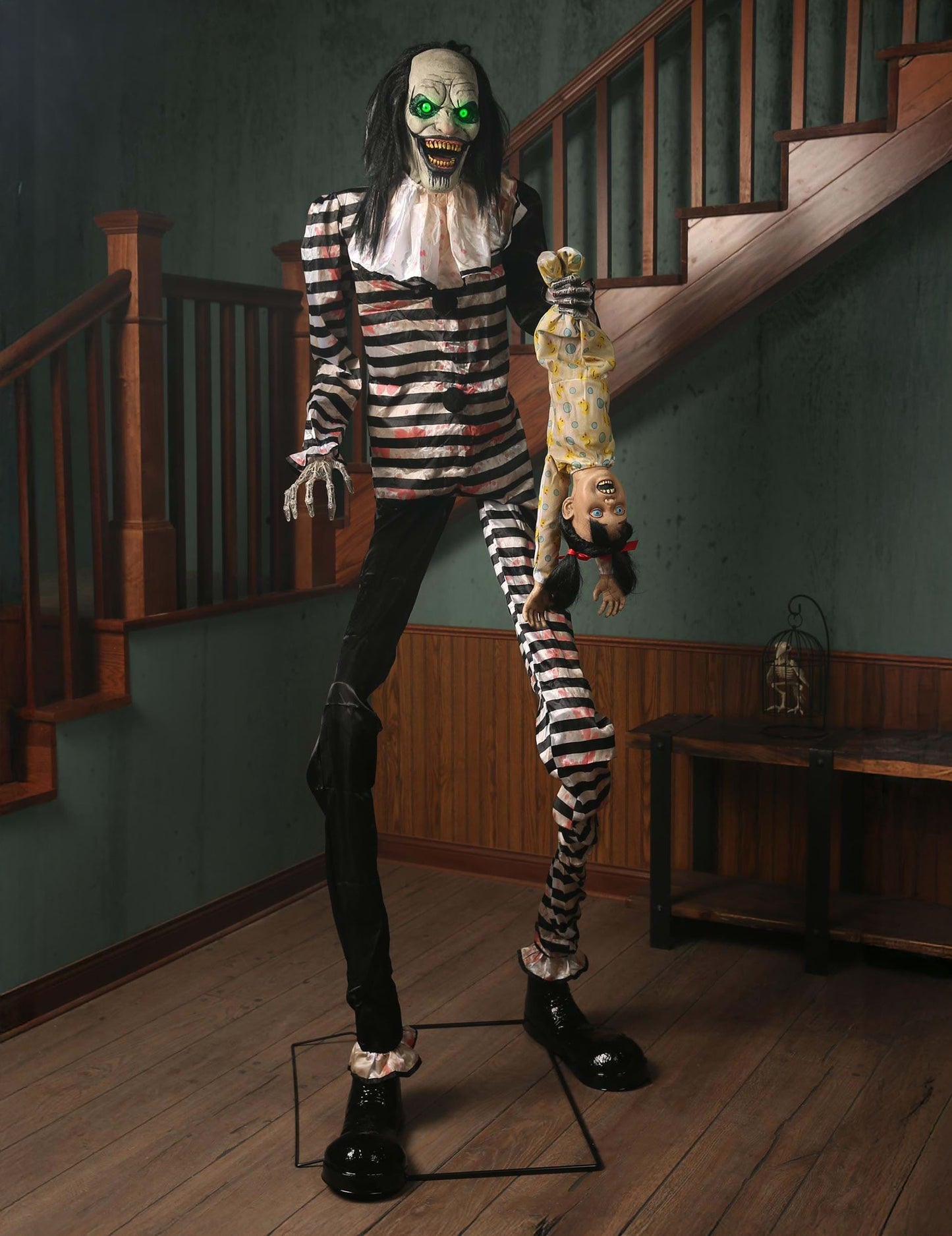 Decorare animată Clovură terifiantă cu copilul agățat cu mișcări și lumini de 2,15 m