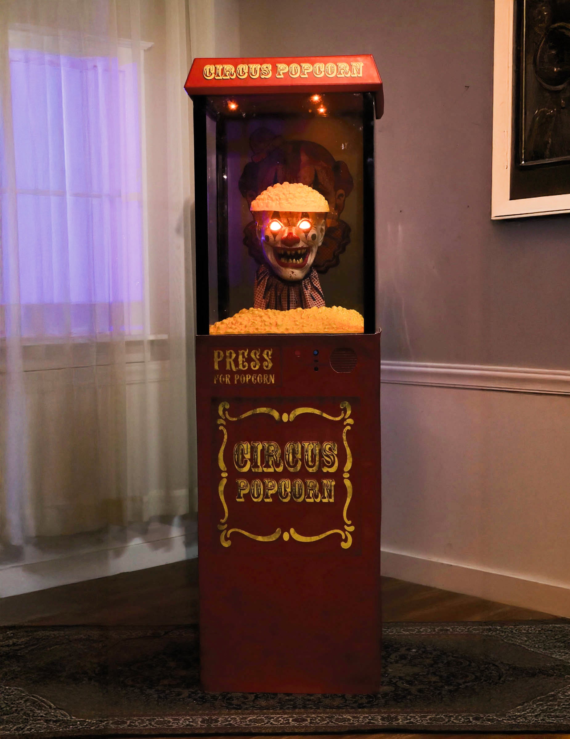 Vue d'ensemble de la décoration animée distributeur de pop-corn avec clown effrayant
