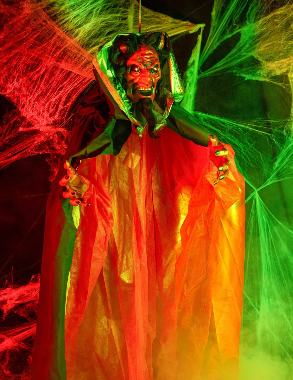 Gros plan sur le visage de la décoration animée et lumineuse démon
