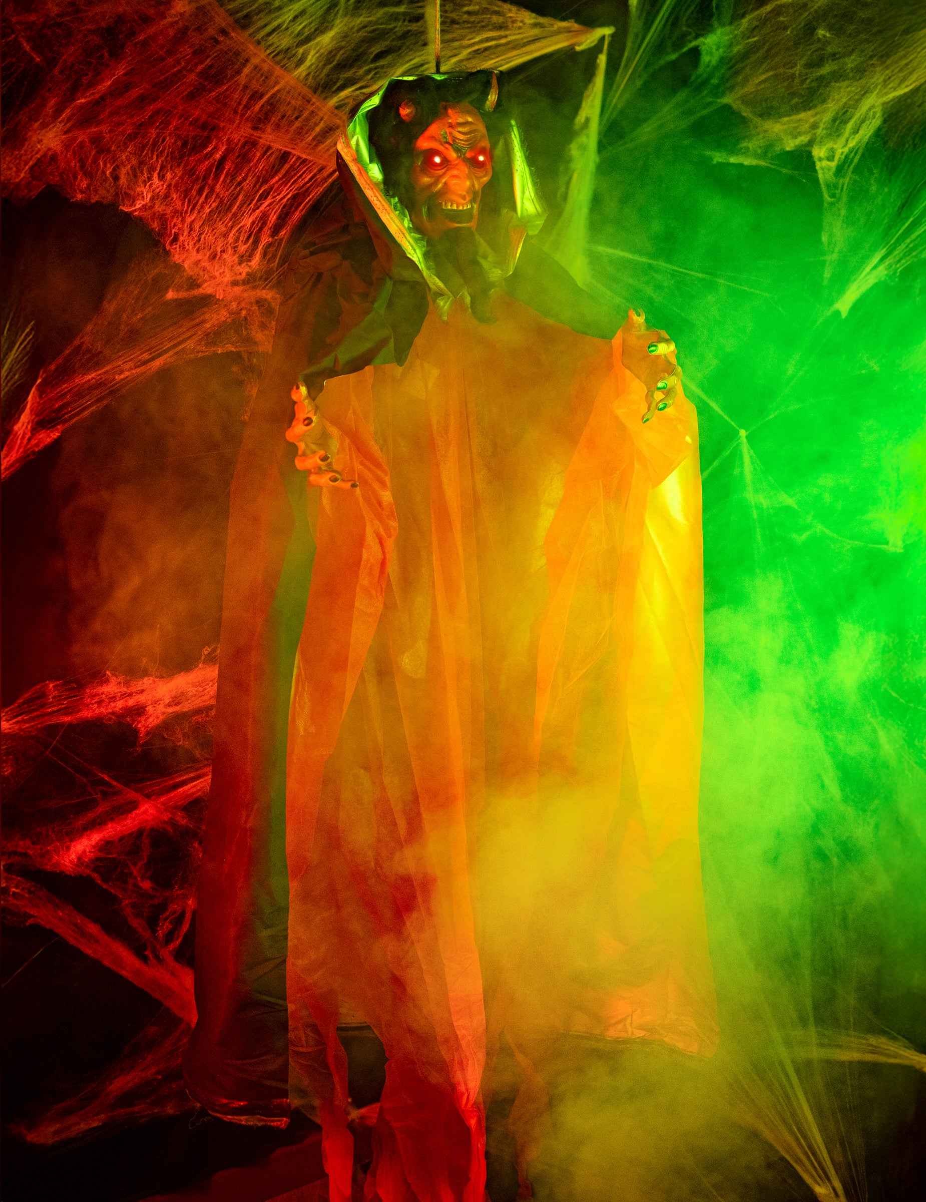 Punere în scenă cu efecte de fum și lumină ale decorațiunii animate și luminoase demon