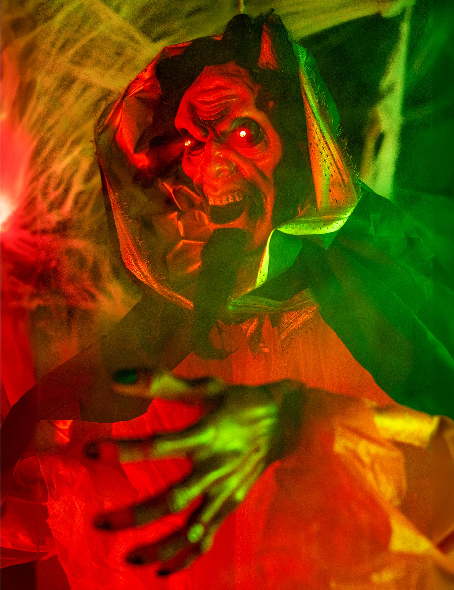 Prim-plan pe ochii roșii luminoși ai decorațiunii animate și luminoase demon