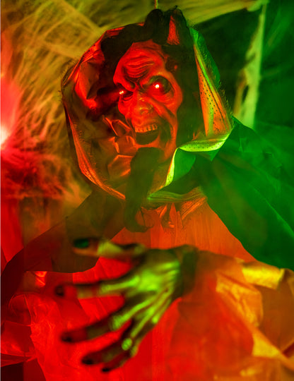 Prim-plan pe ochii roșii luminoși ai decorațiunii animate și luminoase demon