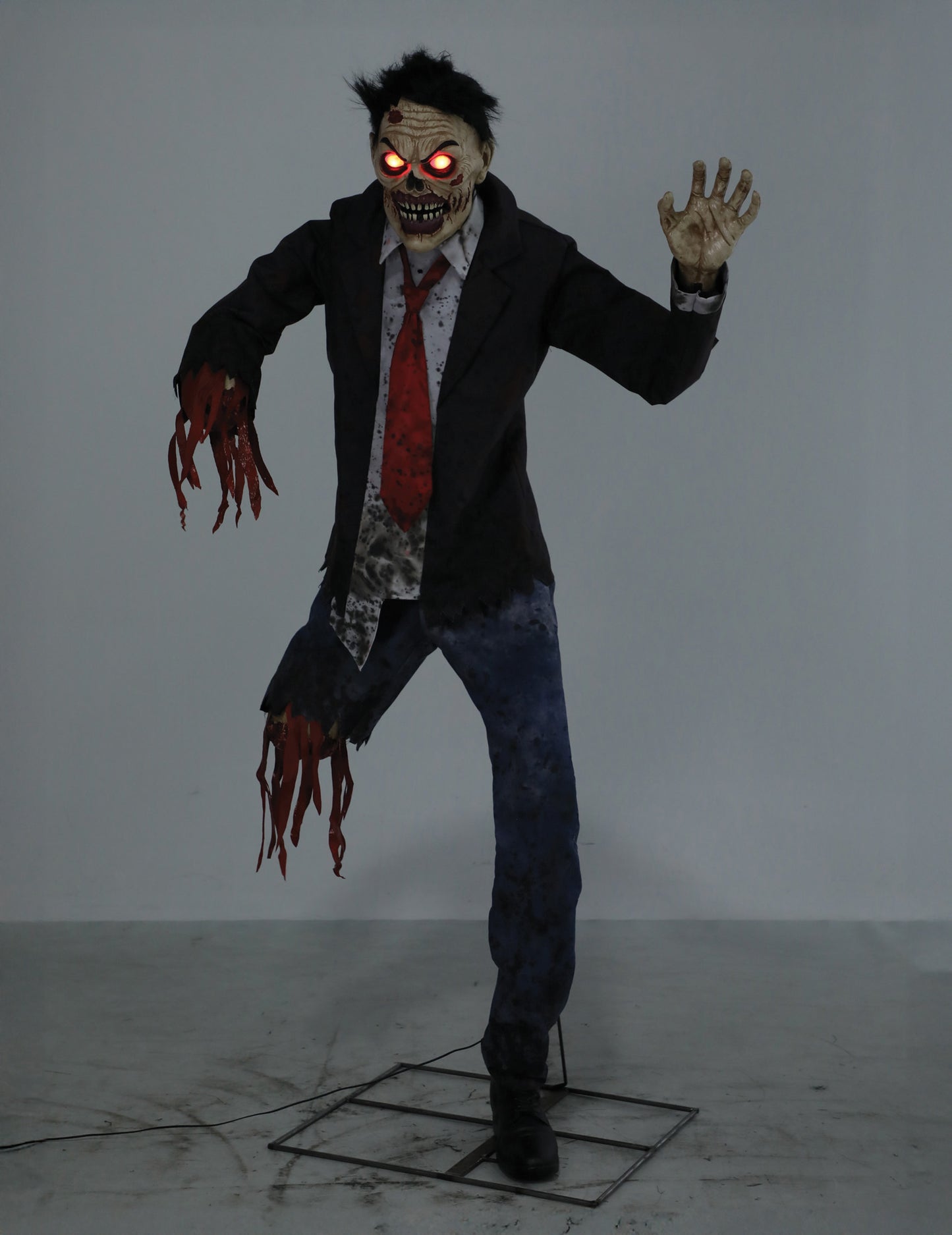 Decorațiune animată cu zombi fracturați, cu brațe articulate, sunet și lumini, 1,8 m