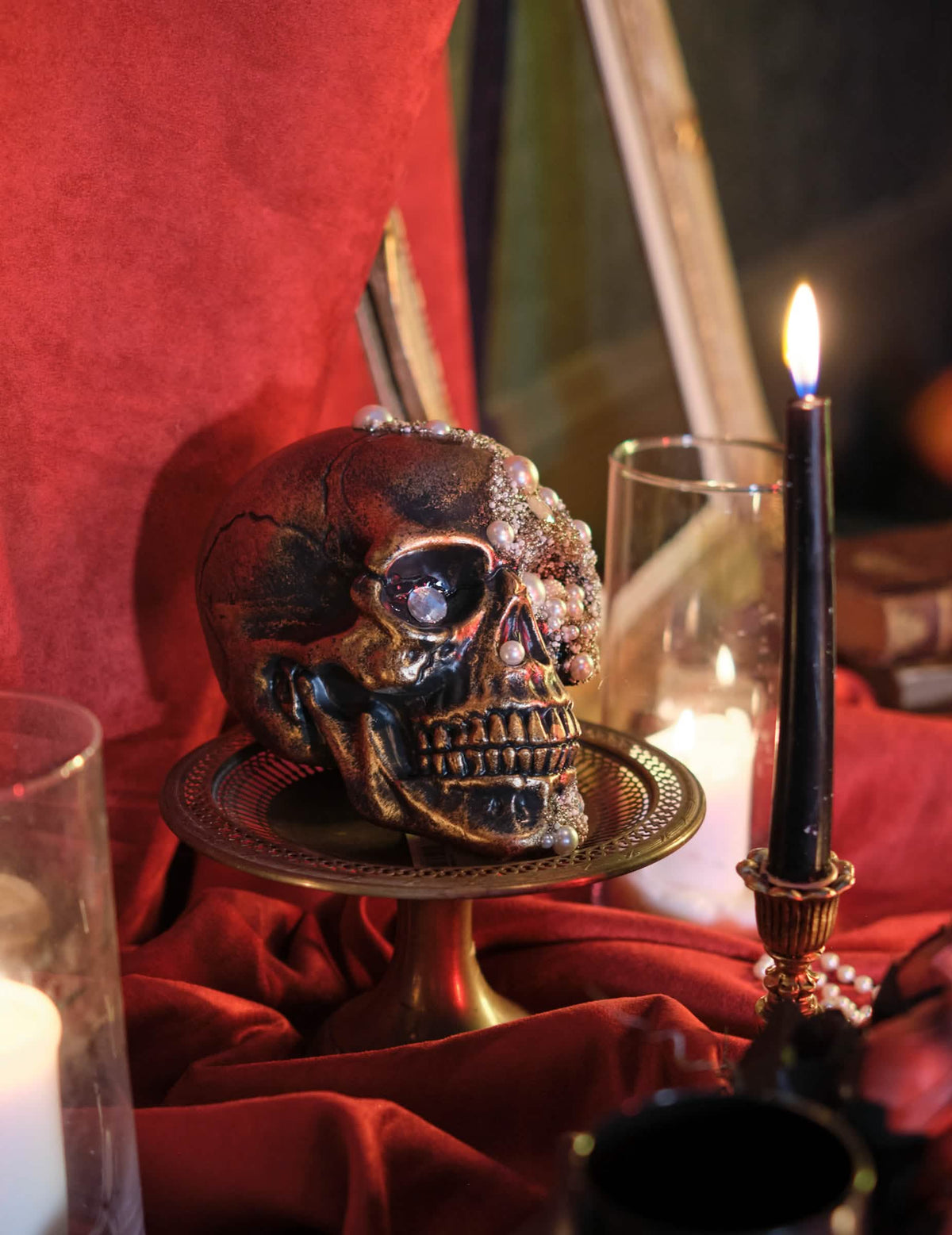 Vedere din profil pe suport a decorațiunii craniu ornamentat cu diamante