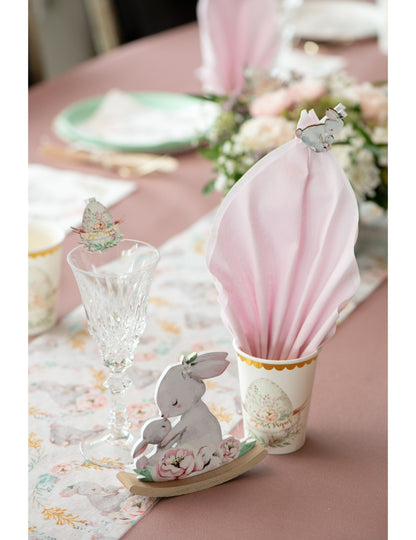 Mise en situation sur une table de la décoration en bois culbuto Pâques fleuri lapins