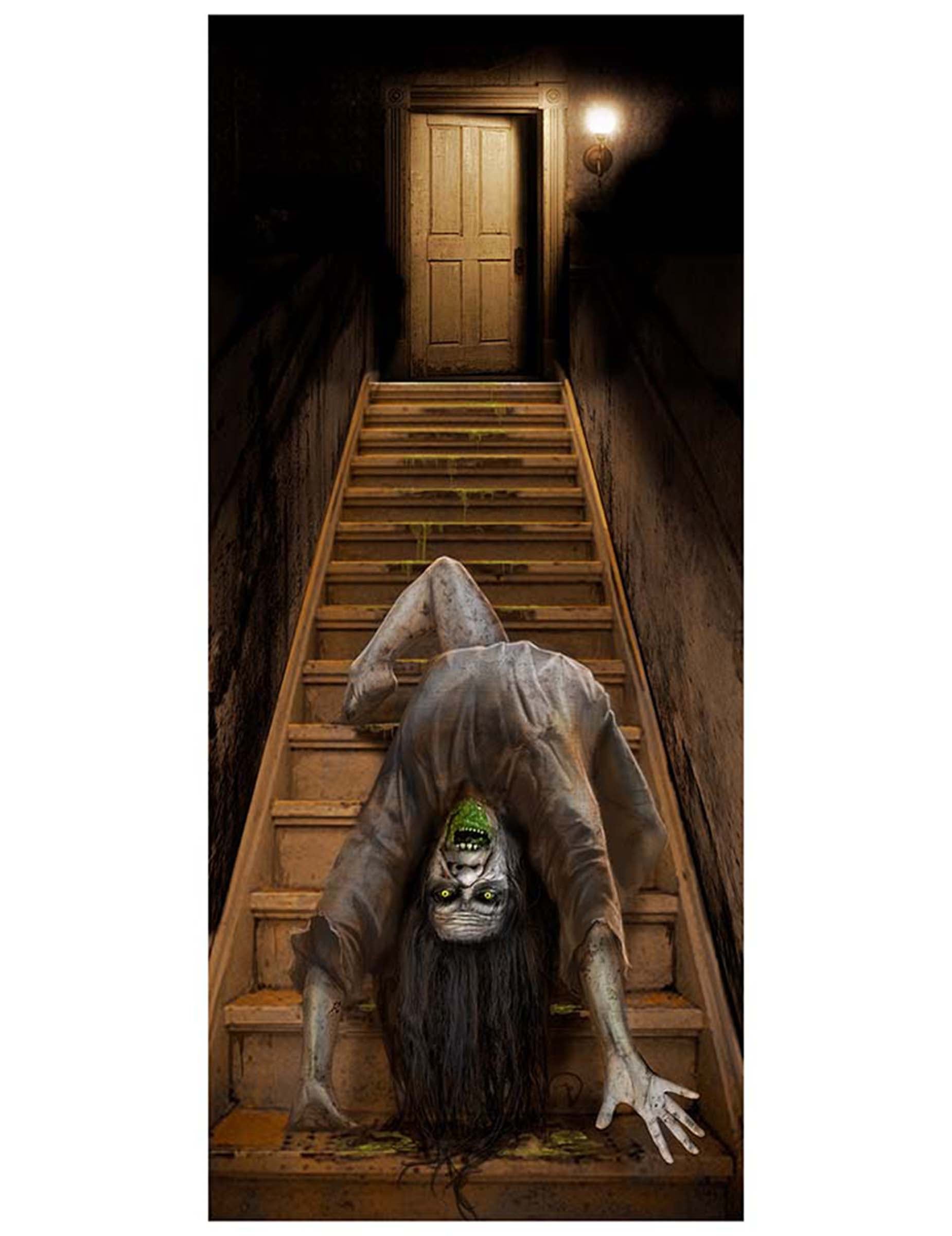 Détail de la créature rampant à l'envers sur l'escalier de la décoration de porte zombie possédé