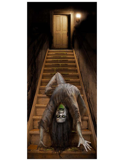 Détail de la créature rampant à l'envers sur l'escalier de la décoration de porte zombie possédé
