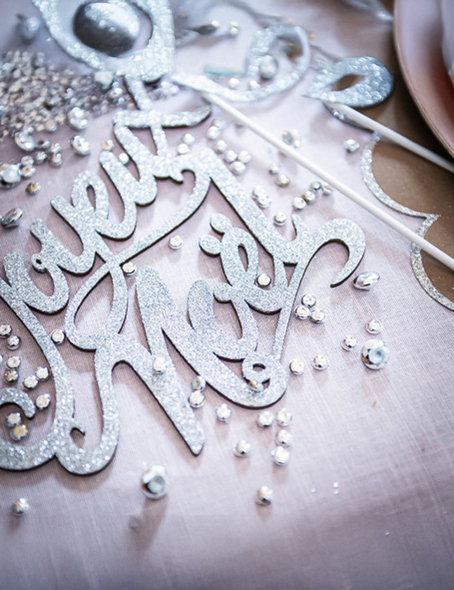 Decorațiune de masă din lemn, Crăciun Fericit, sclipici argintiu, 19 x 20 cm inscripție festivă