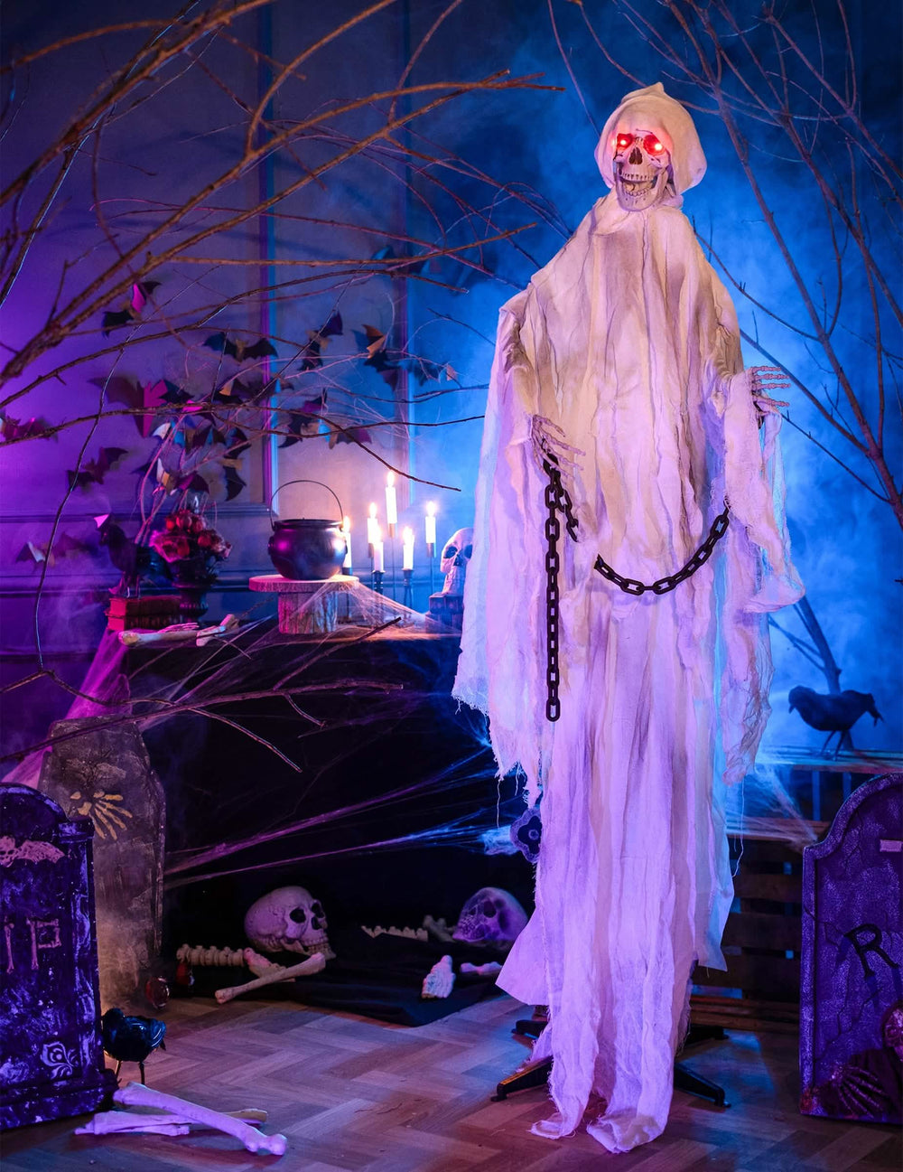Punere în scenă într-un decor de halloween al decorațiunii în picioare fantomă înlănțuită