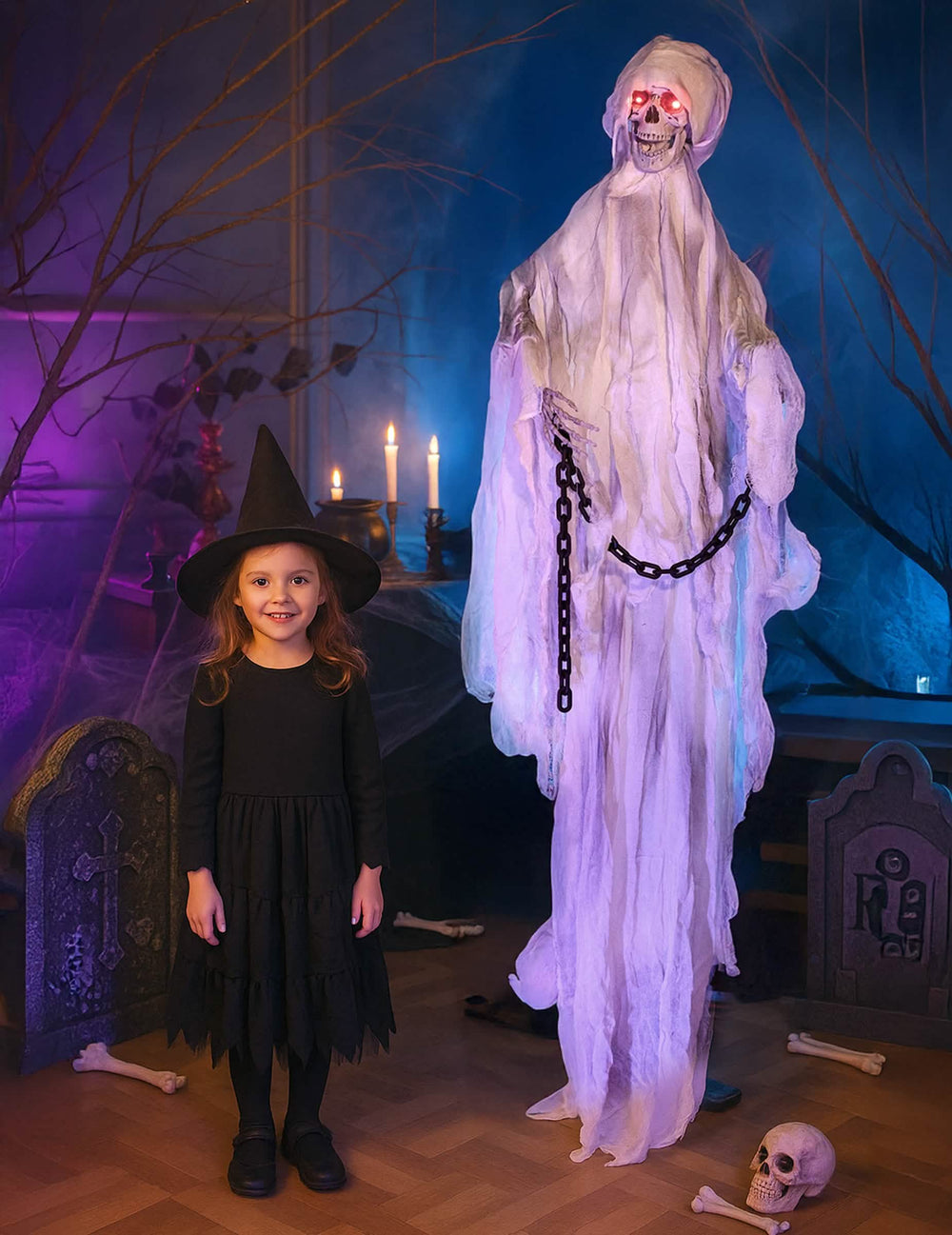 Decorațiune de Halloween cu fantomă înlănțuită, albă, cu ochi roșii și lanțuri