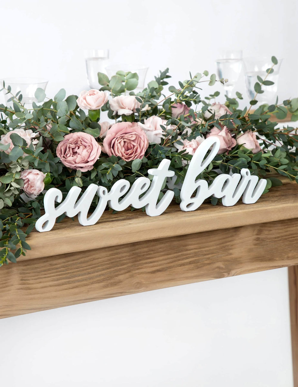 Prezentarea decorului din lemn sweet bar pentru nuntă