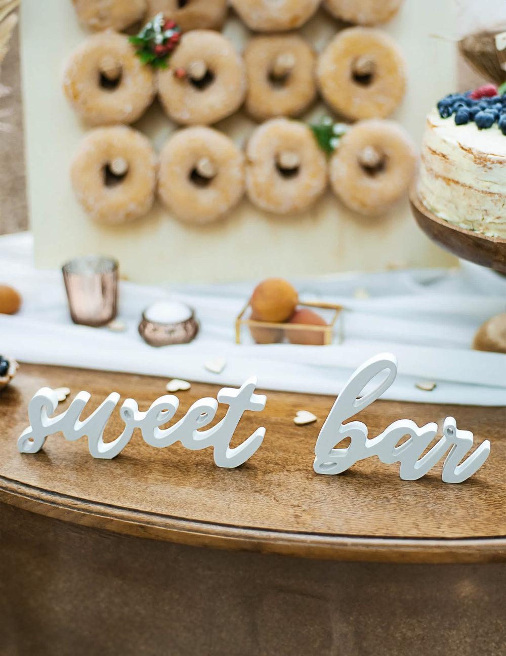 Prim-plan pe literele din decorul din lemn sweet bar pentru nuntă