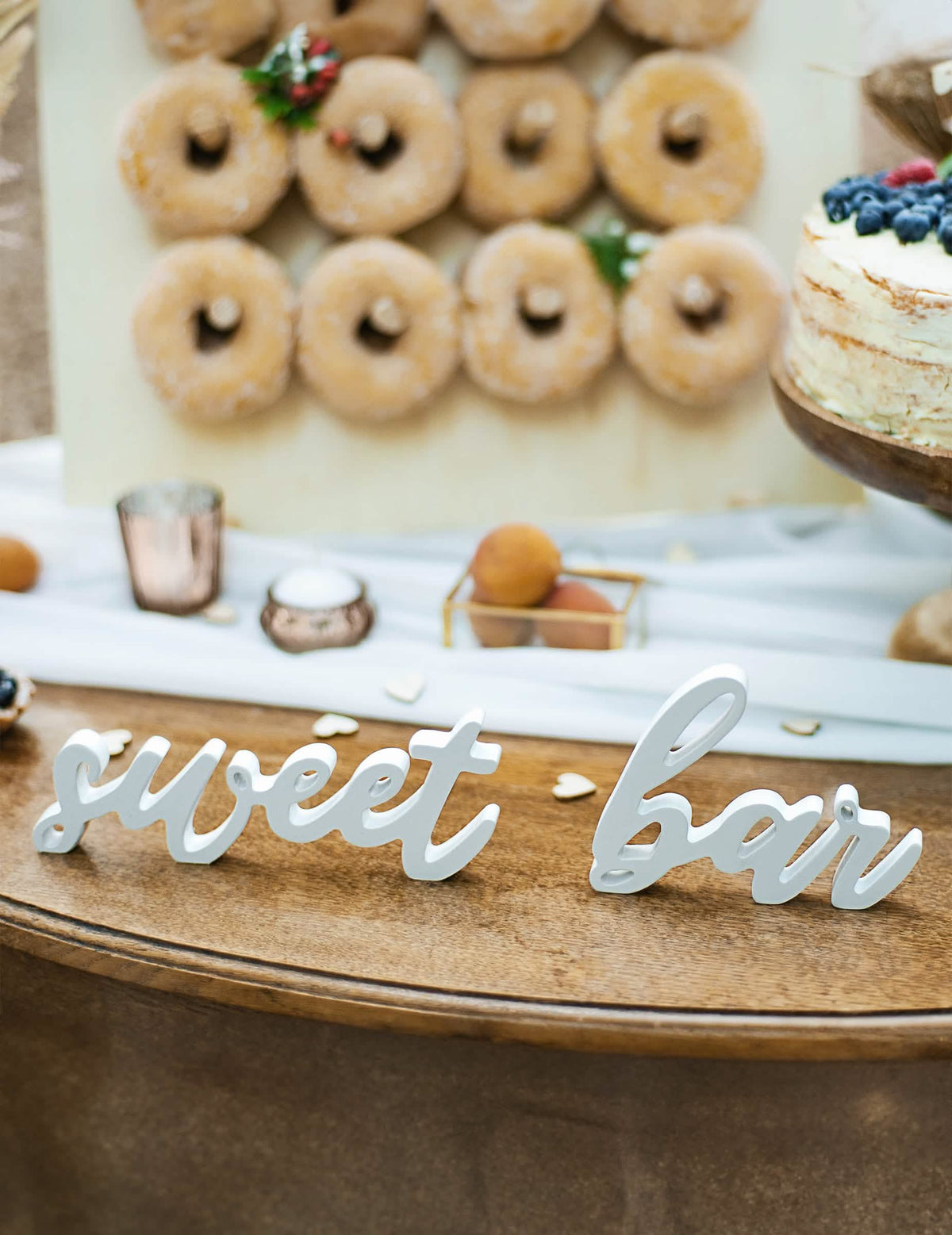 Prim-plan pe literele din decorul din lemn sweet bar pentru nuntă