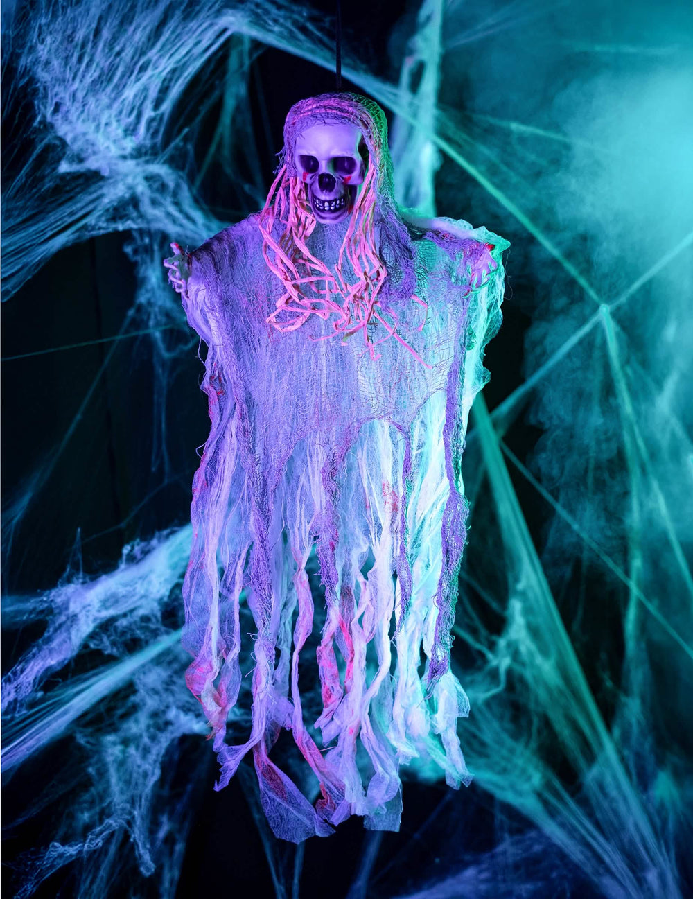 Punere în scenă într-un decor cu pânze de păianjen al decorațiunii fantomă sângeroasă pentru halloween