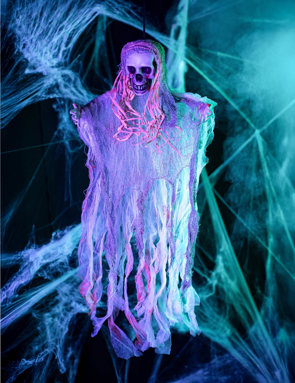 Punere în scenă într-un decor cu pânze de păianjen al decorațiunii fantomă sângeroasă pentru halloween