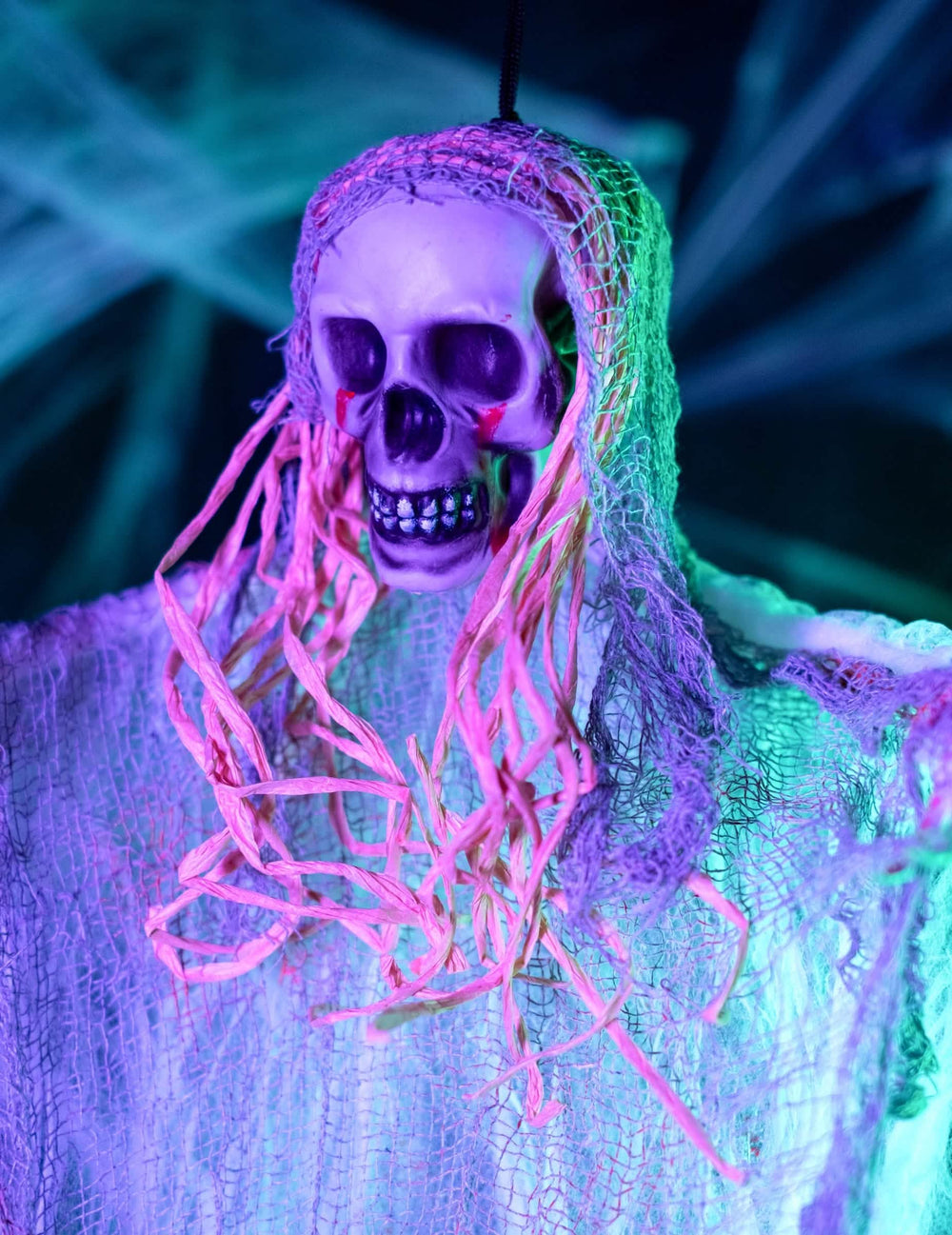 Detaliu al capului cu voalaj al decorului fantomă însângerat halloween