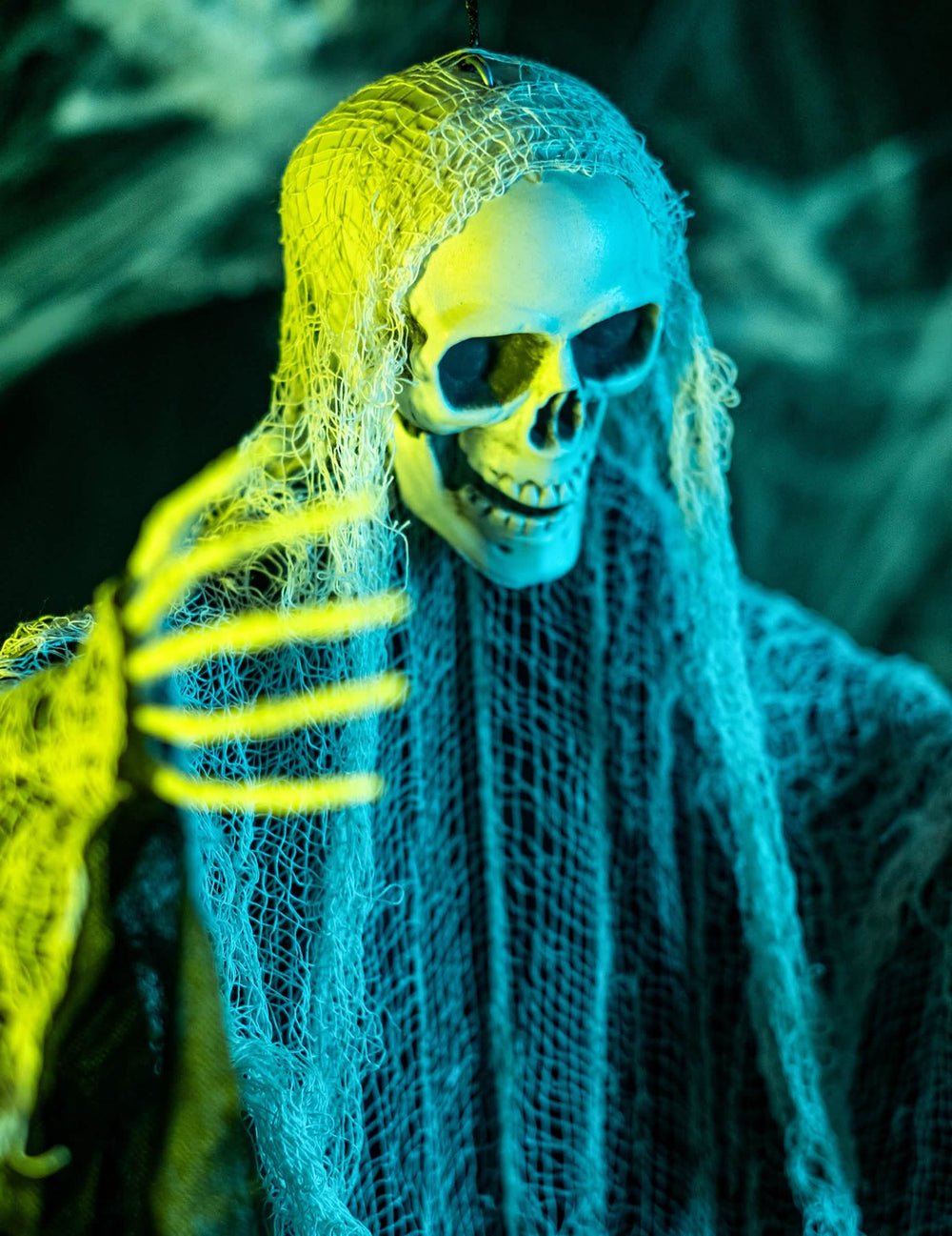 Prim-plan asupra mâinii schelet a decorațiunii cu moartea cu coasa pentru halloween