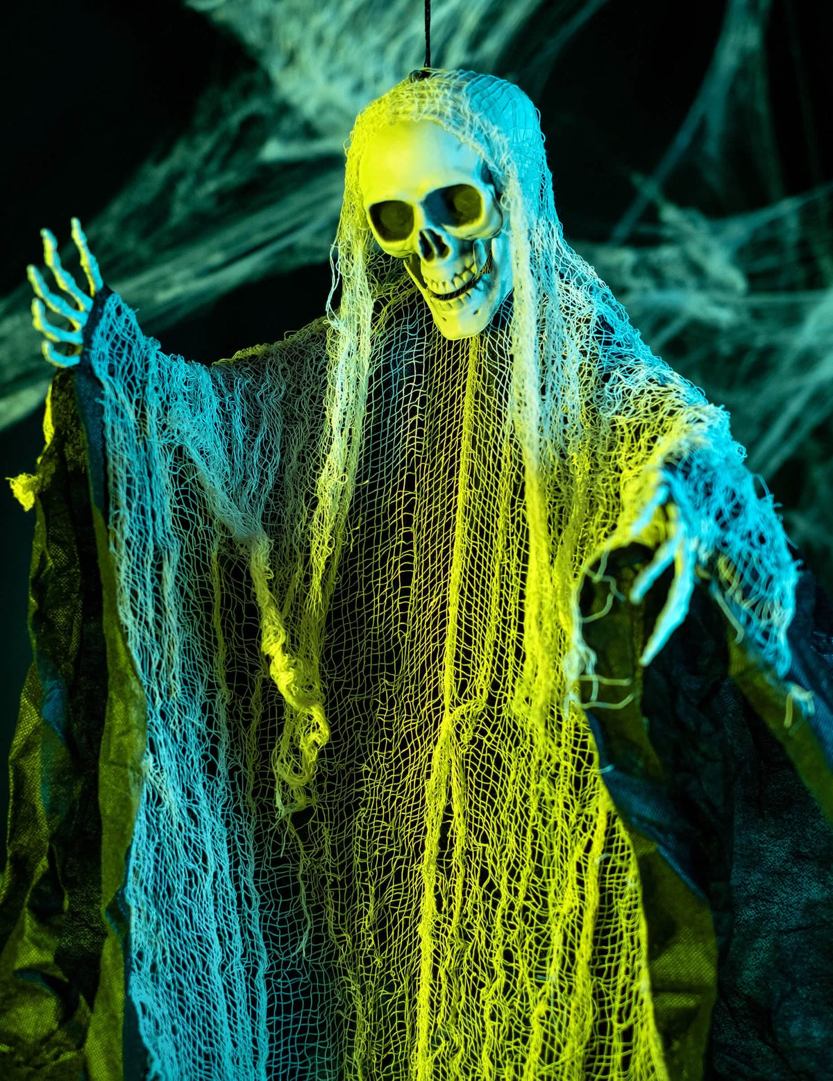 Cadru apropiat al craniului și al voalului decorului de moartea cu coasa pentru halloween