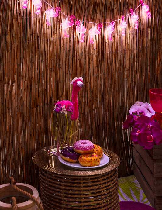 Mise en situation festive de la décoration flamant rose sur pieds