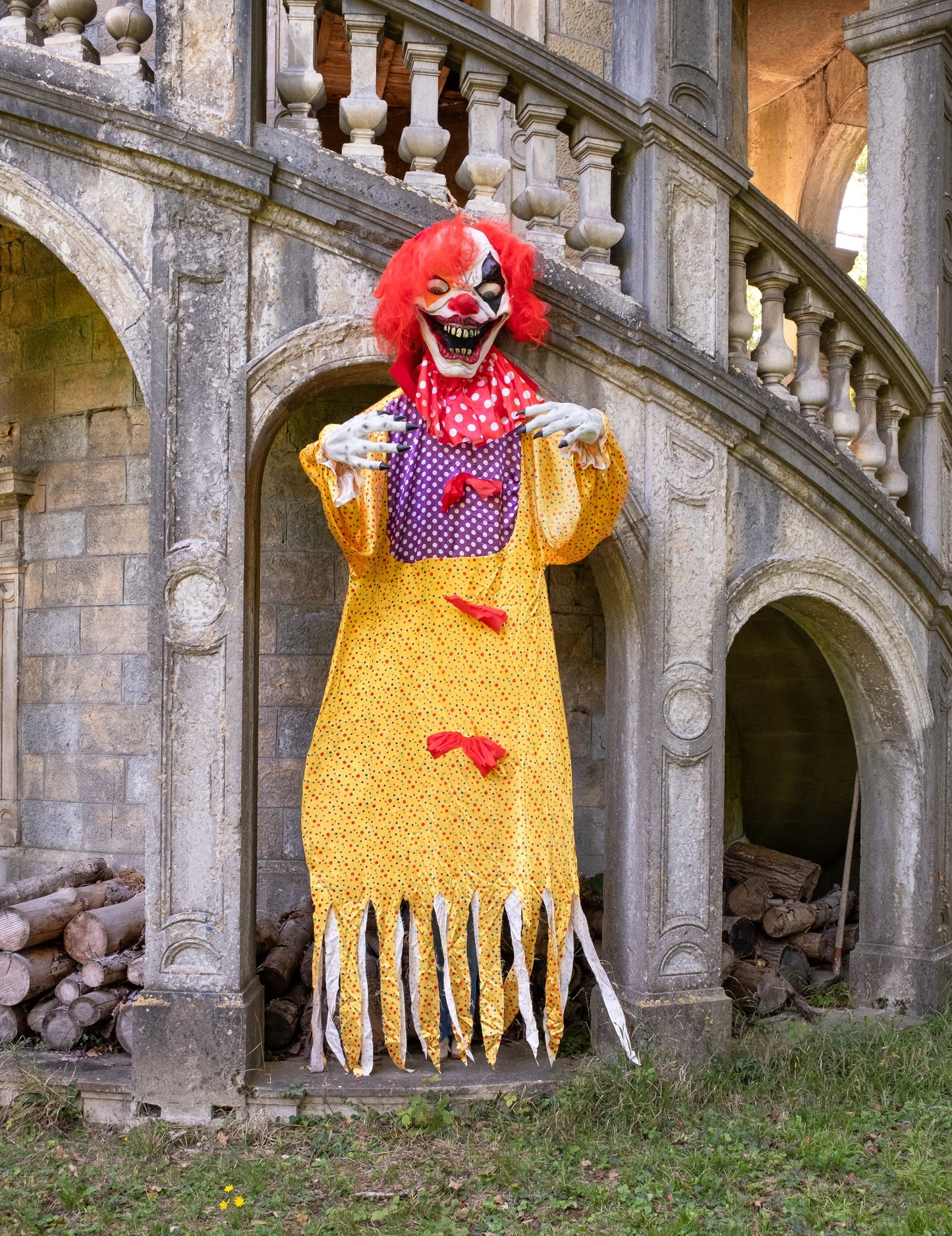 Vue d'ensemble de la décoration Halloween géante clown terrifiant suspendu