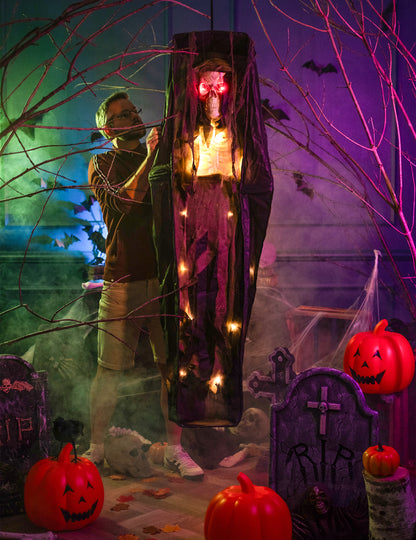 Mise en situation de la décoration lumineuse cercueil pour Halloween