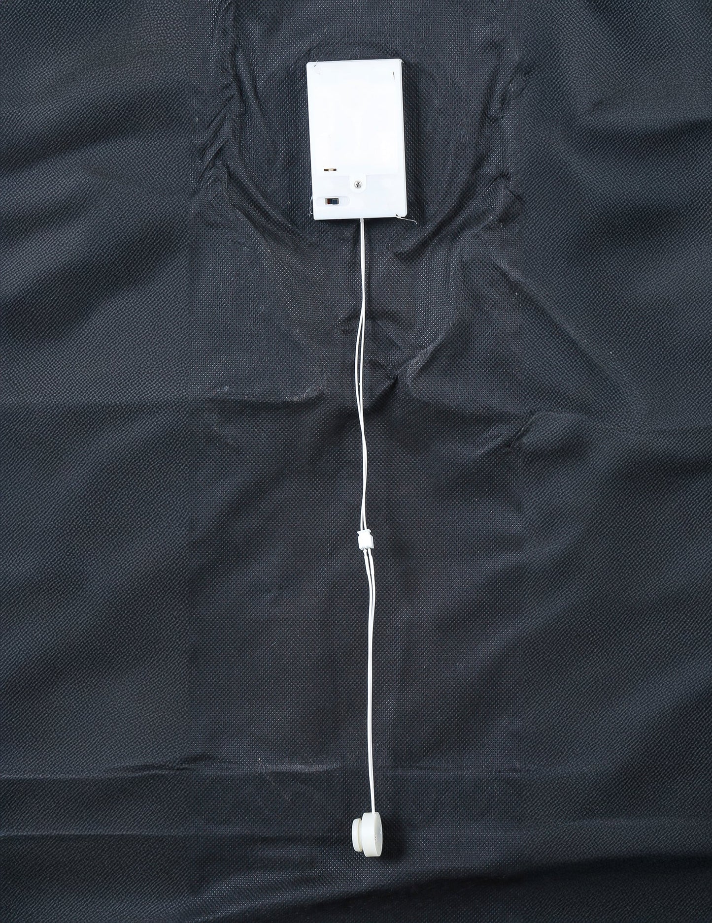 Détail du boîtier à piles et du bouton d'activation de la décoration lumineuse cercueil