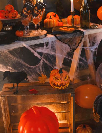 Gros plan sur la caisse en bois et le corbeau de la décoration lumineuse citrouille pour Halloween