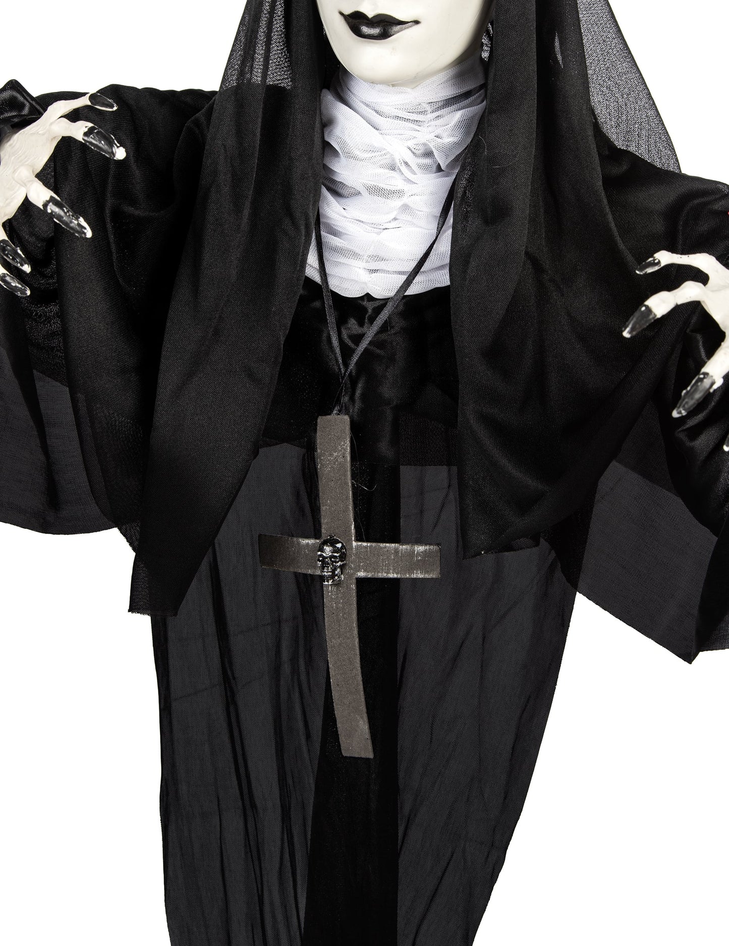 Gros plan sur le pendentif croix avec tête de mort de la décoration lumineuse nonne suspendue