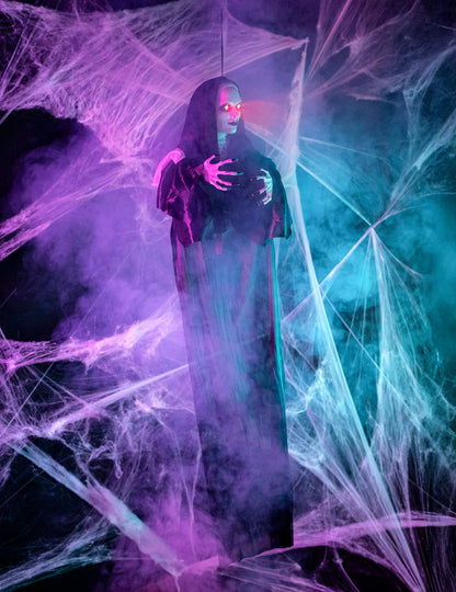 Punere în scenă într-un decor de Halloween a decorațiunii luminoase de călugăriță suspendată