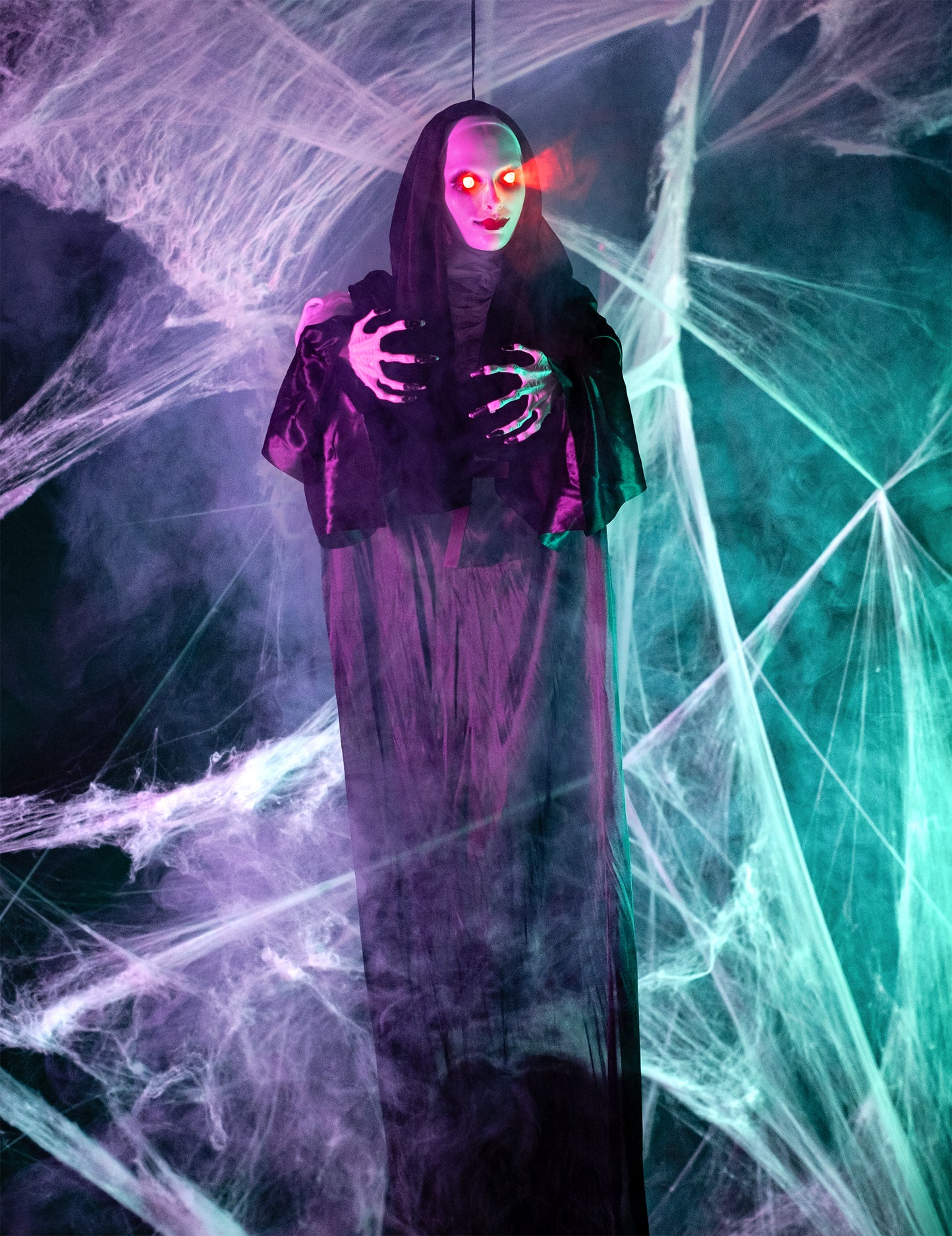 Punere în scenă cu efecte de fum și pânze de păianjen a decorațiunii luminoase de călugăriță suspendată