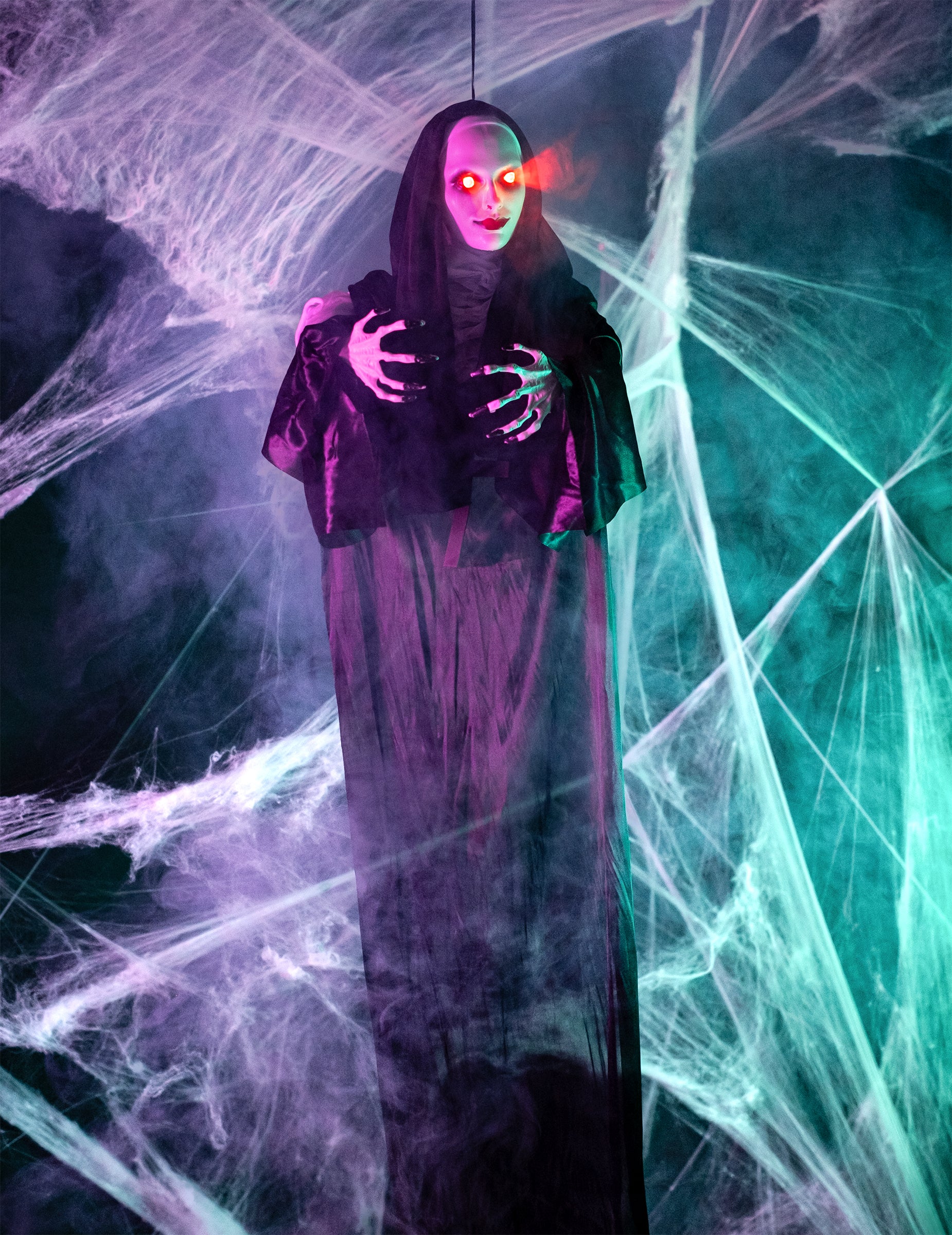 Punere în scenă cu efecte de fum și pânze de păianjen a decorațiunii luminoase de călugăriță suspendată