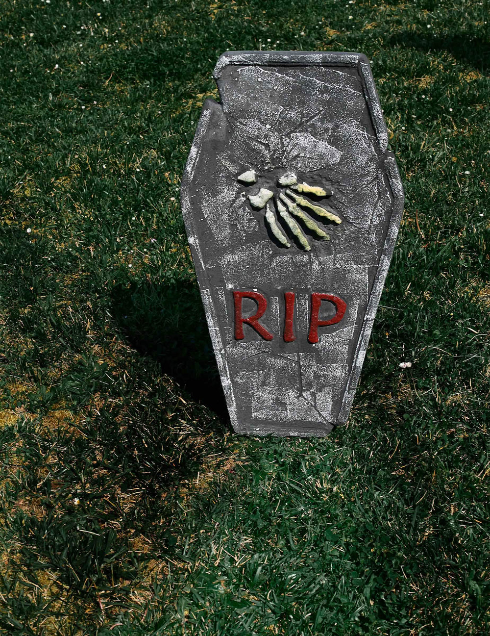 Montaj în iarbă al decorațiunii piatră funerară de halloween