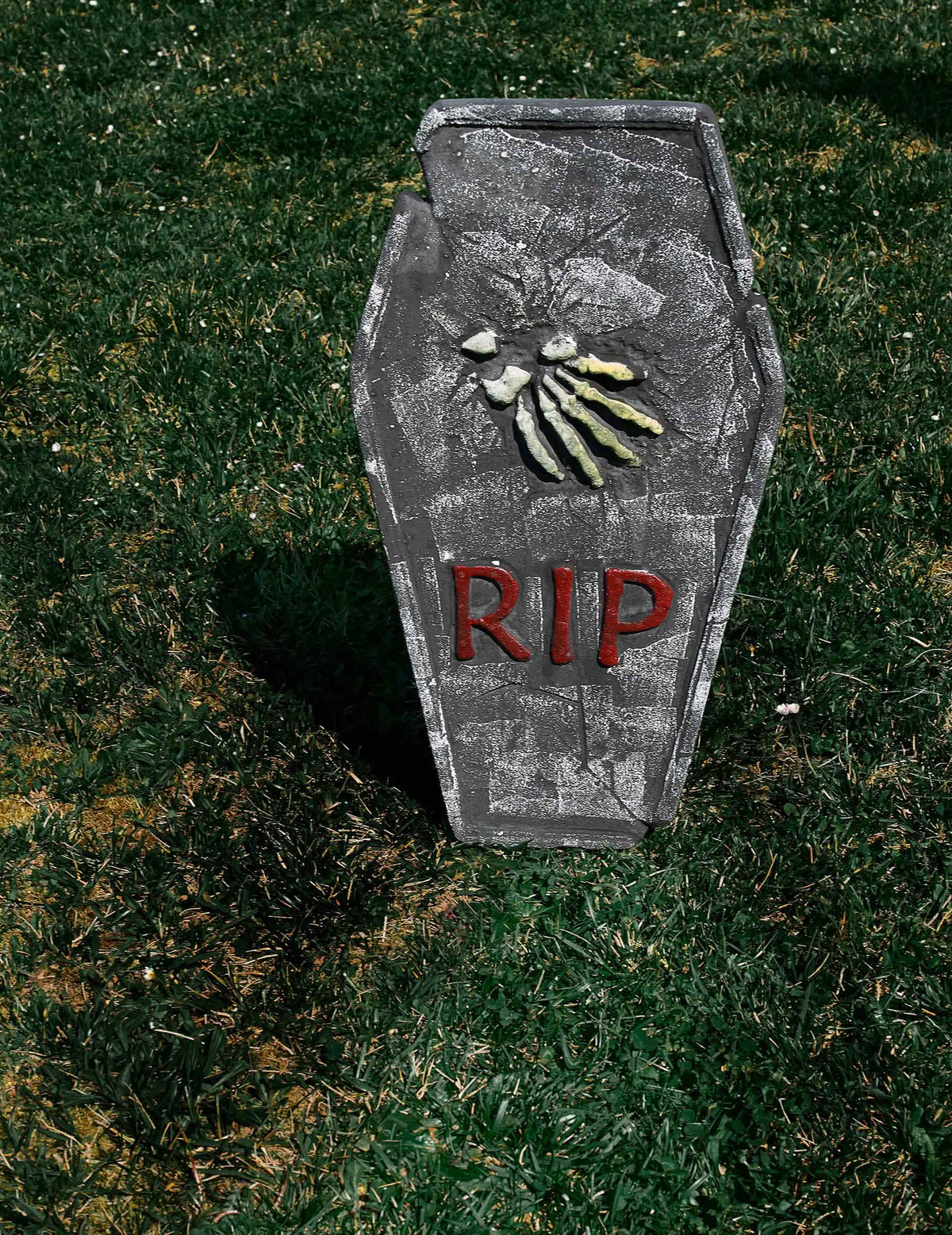 Montaj în iarbă al decorațiunii piatră funerară de halloween