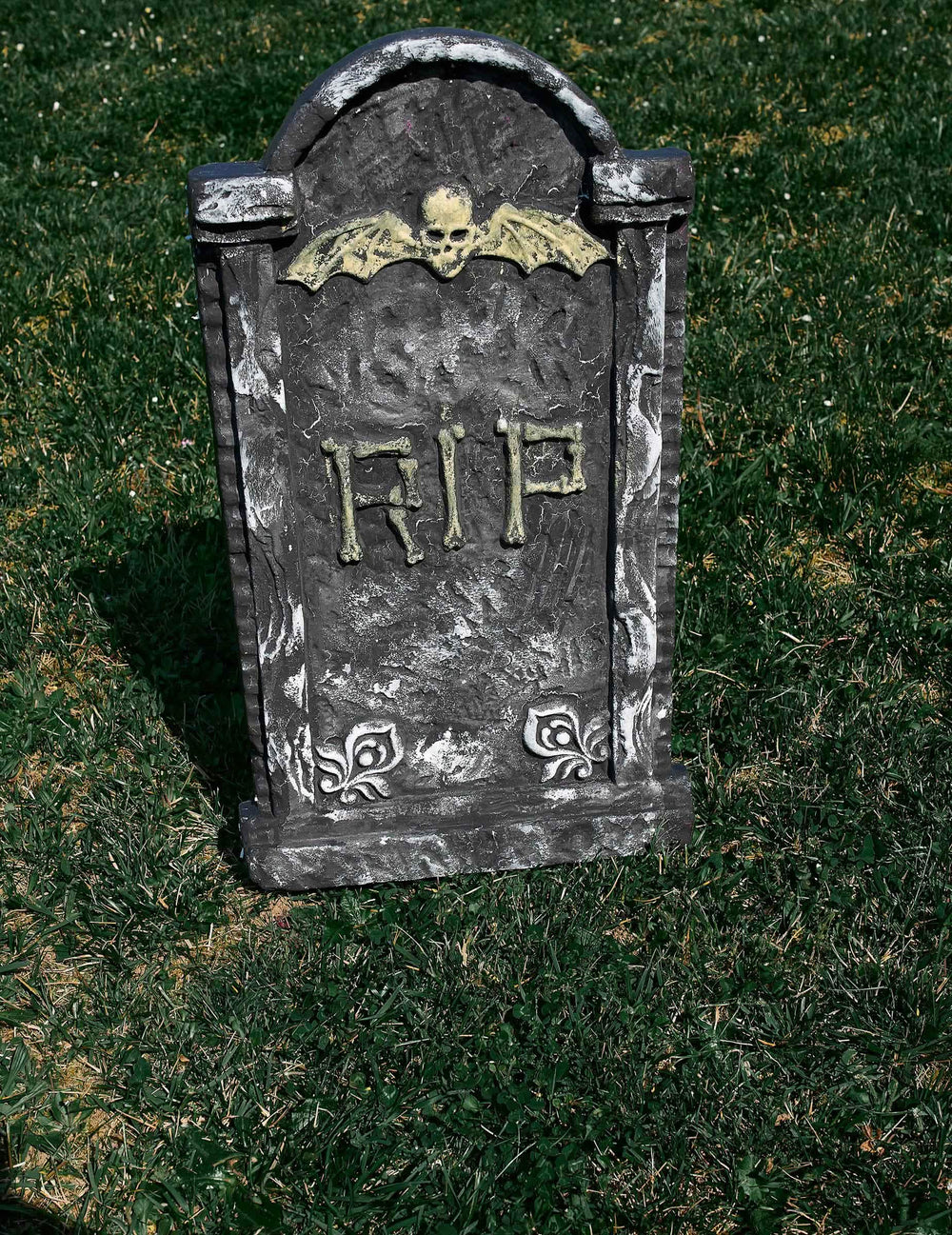 Punere în scenă în iarbă a decorațiunii piatră funerară halloween