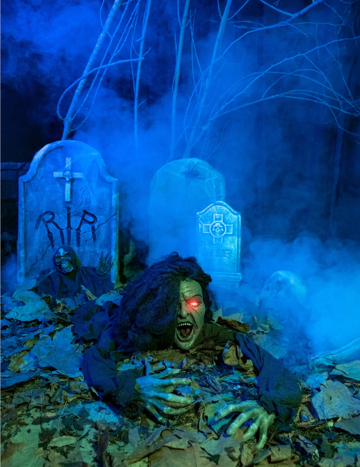 Prim-plan pe fața înfricoșătoare a decorațiunii de vrăjitoare cu sunet și lumină pentru halloween