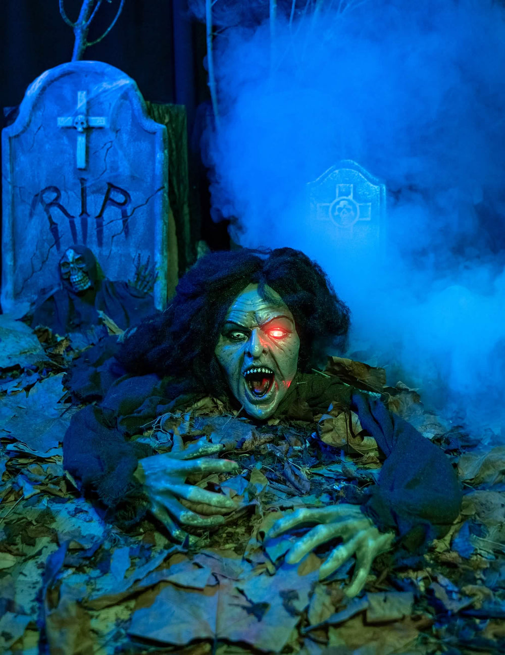 Amenajare într-un cimitir a decorațiunii sonore și luminoase de vrăjitoare pentru halloween