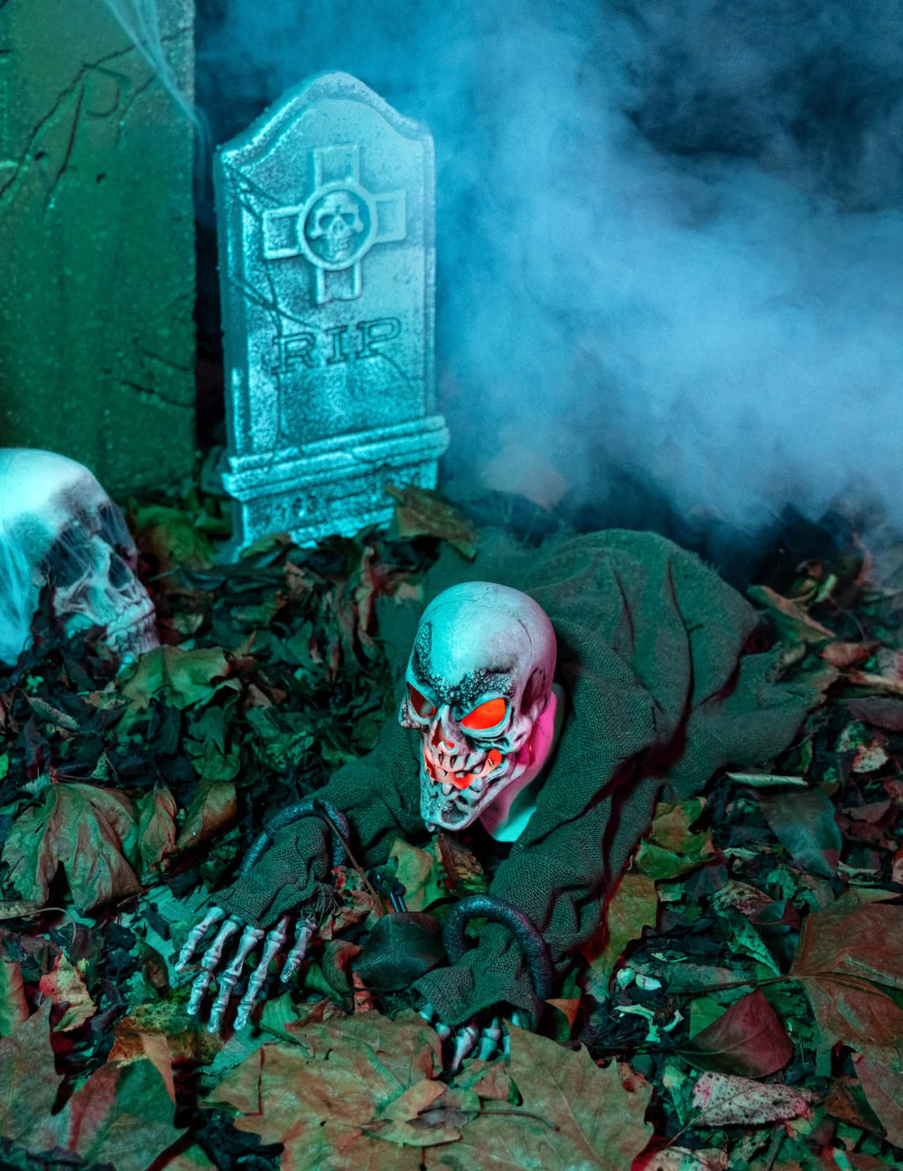 Decor în scenă într-un cimitir al decorațiunii schelet animate luminoase și sonore pentru halloween