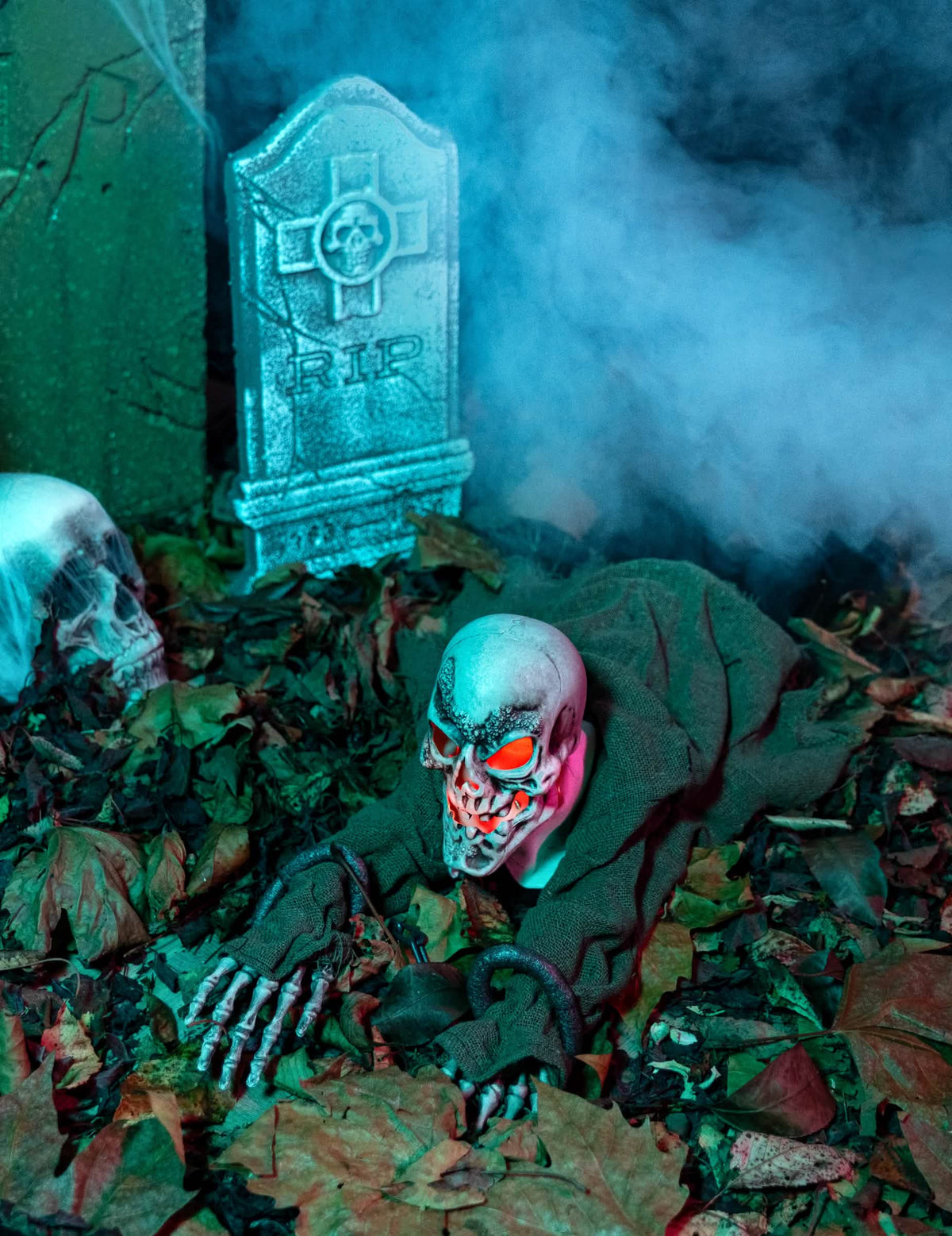 Decor în scenă într-un cimitir al decorațiunii schelet animate luminoase și sonore pentru halloween