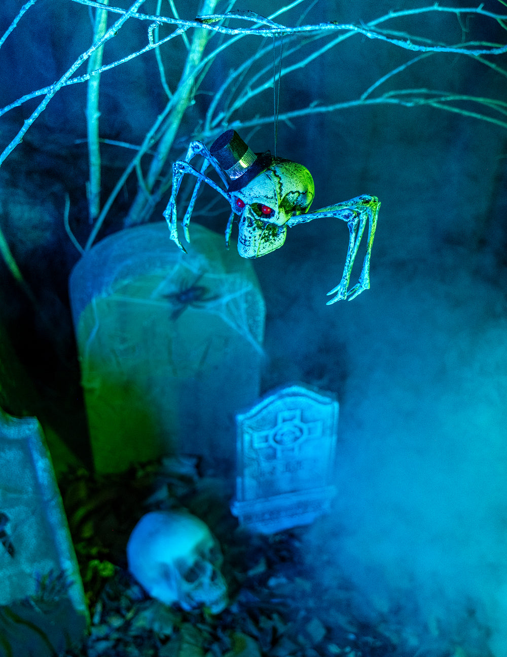 Mise en situation de la décoration squelette araignée Halloween