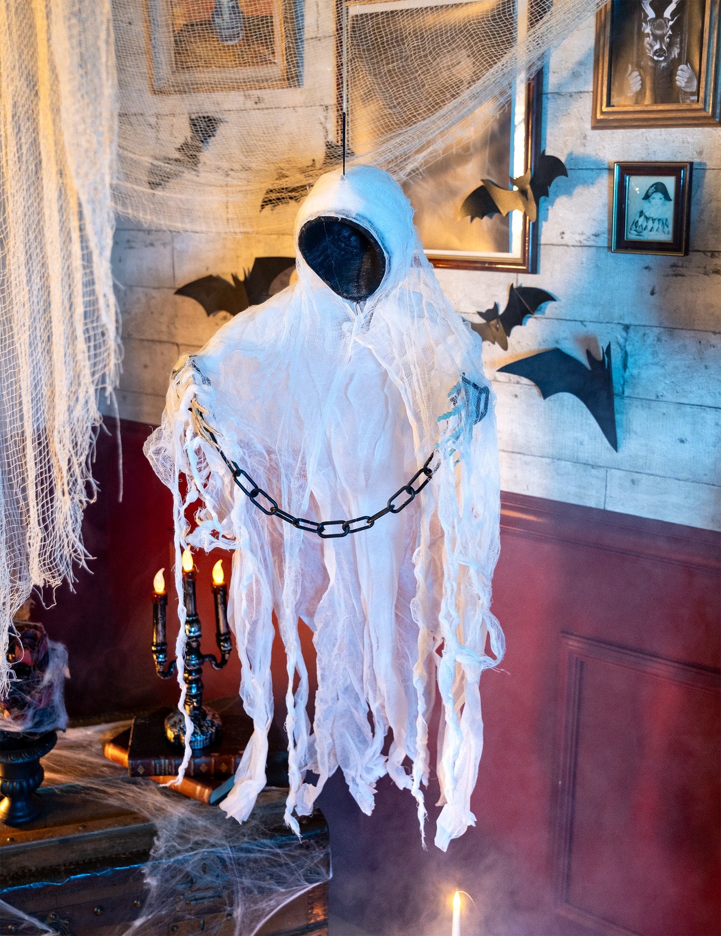 Mise en situation de la décoration squelette faucheuse enchainé pour Halloween