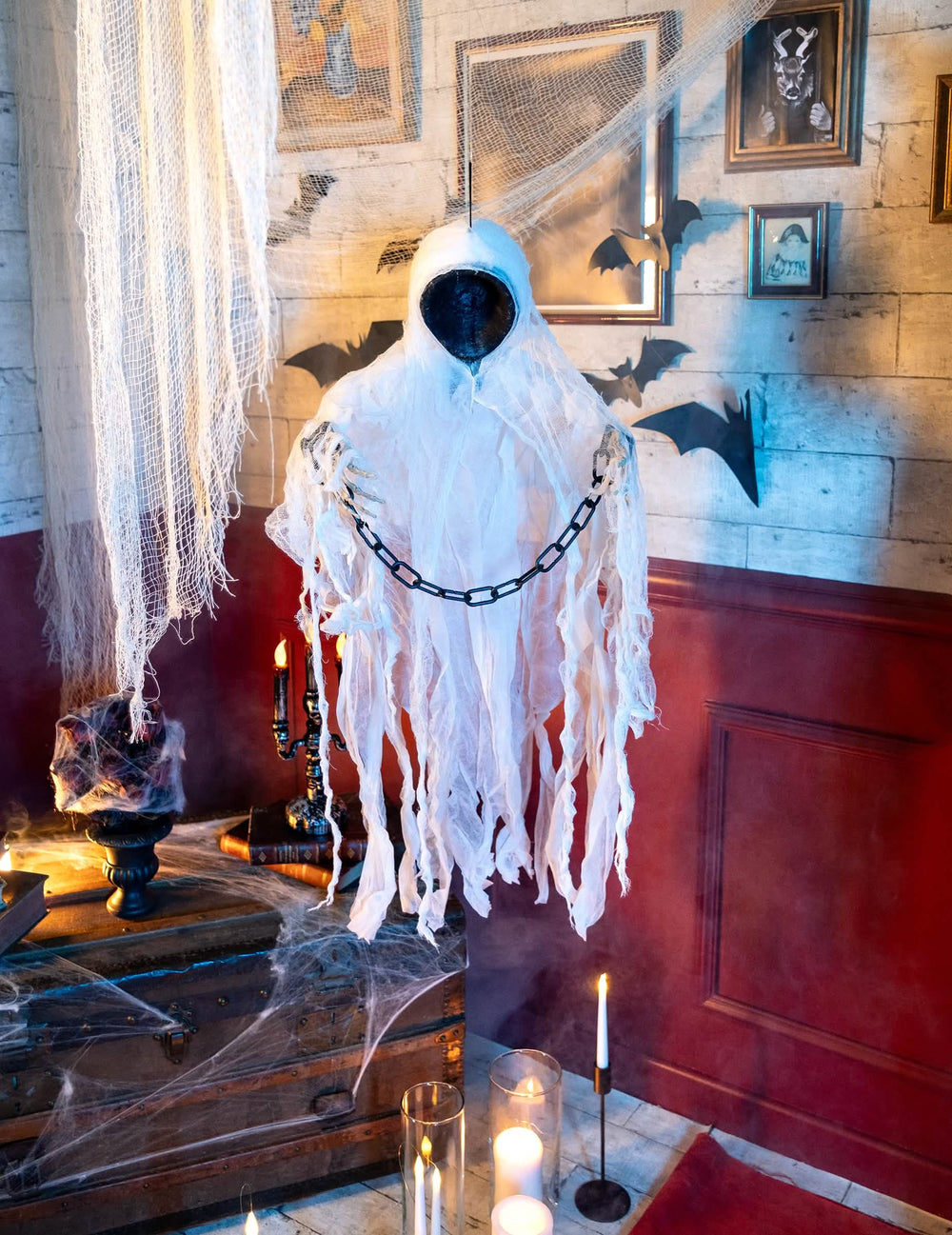 Decor de halloween cu scheletul moartea cu coasa înlănțuită