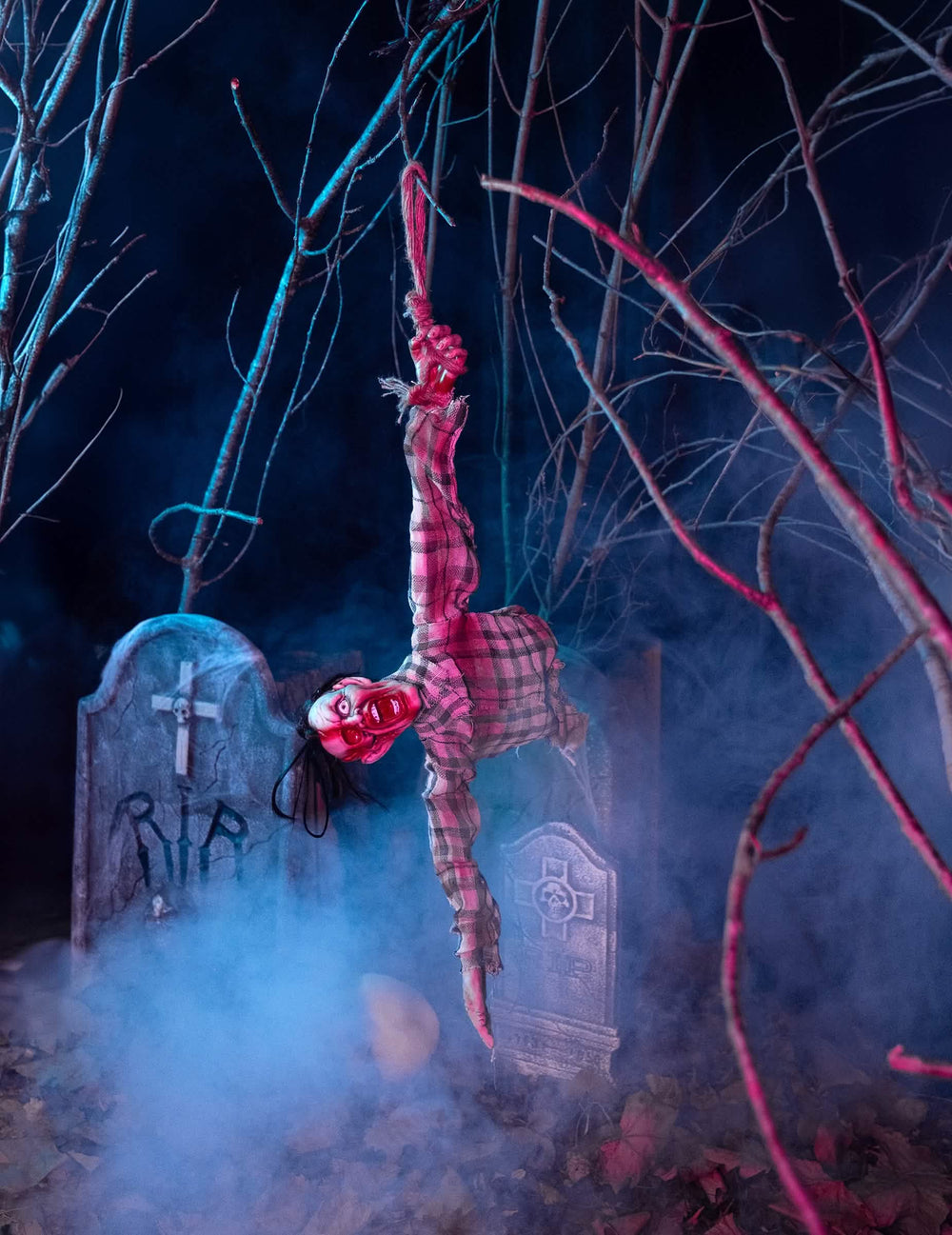Decor de scenă într-un cimitir pentru decorul de tors de zombi pentru halloween