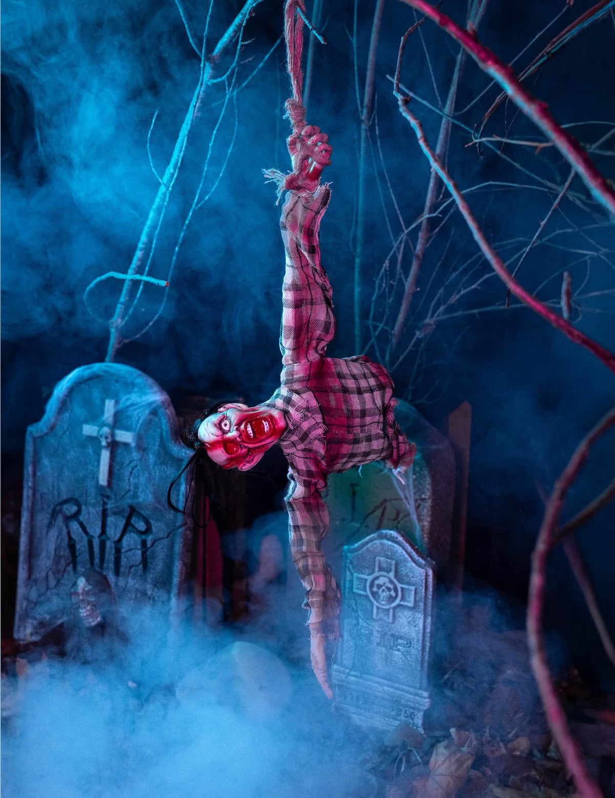 Vedere a suspensiei de braț a decorului de tors de zombi pentru halloween