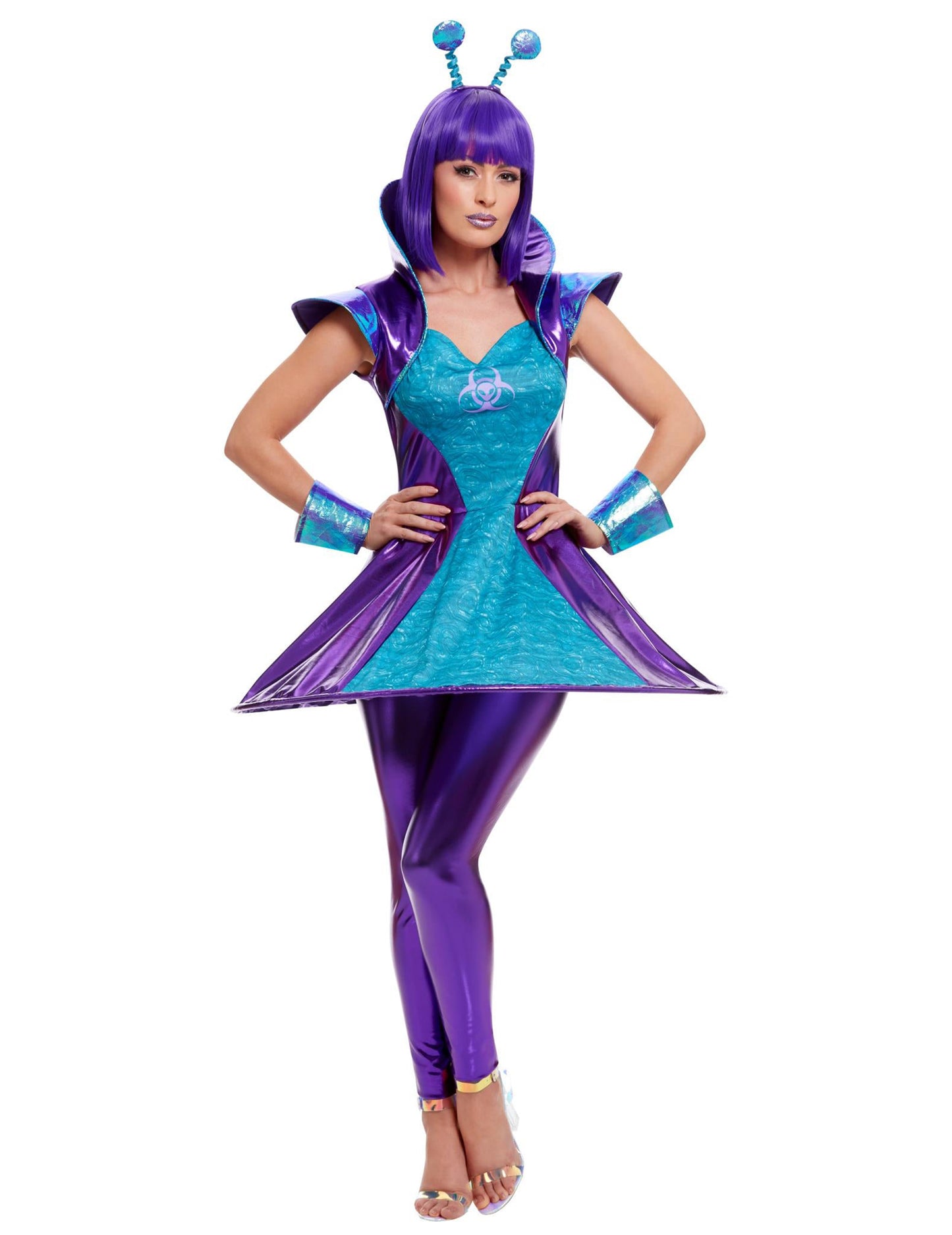 Femeie cu costum extraterestru albastru și violet
