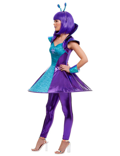 Femeie cu costum extraterestru albastru și violet