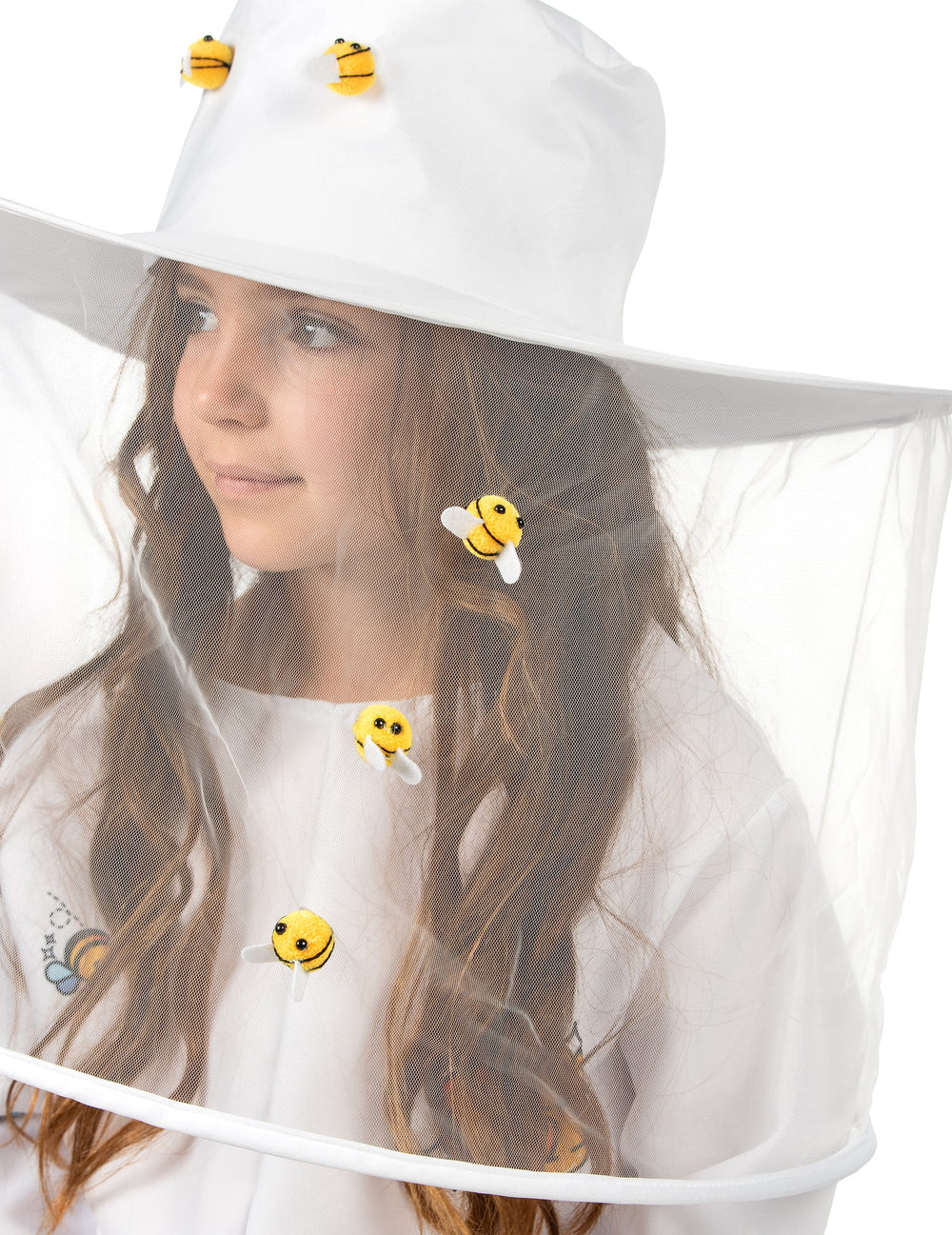 Gros plan sur le voile et les abeilles du chapeau du déguisement d'apiculteur pour enfant