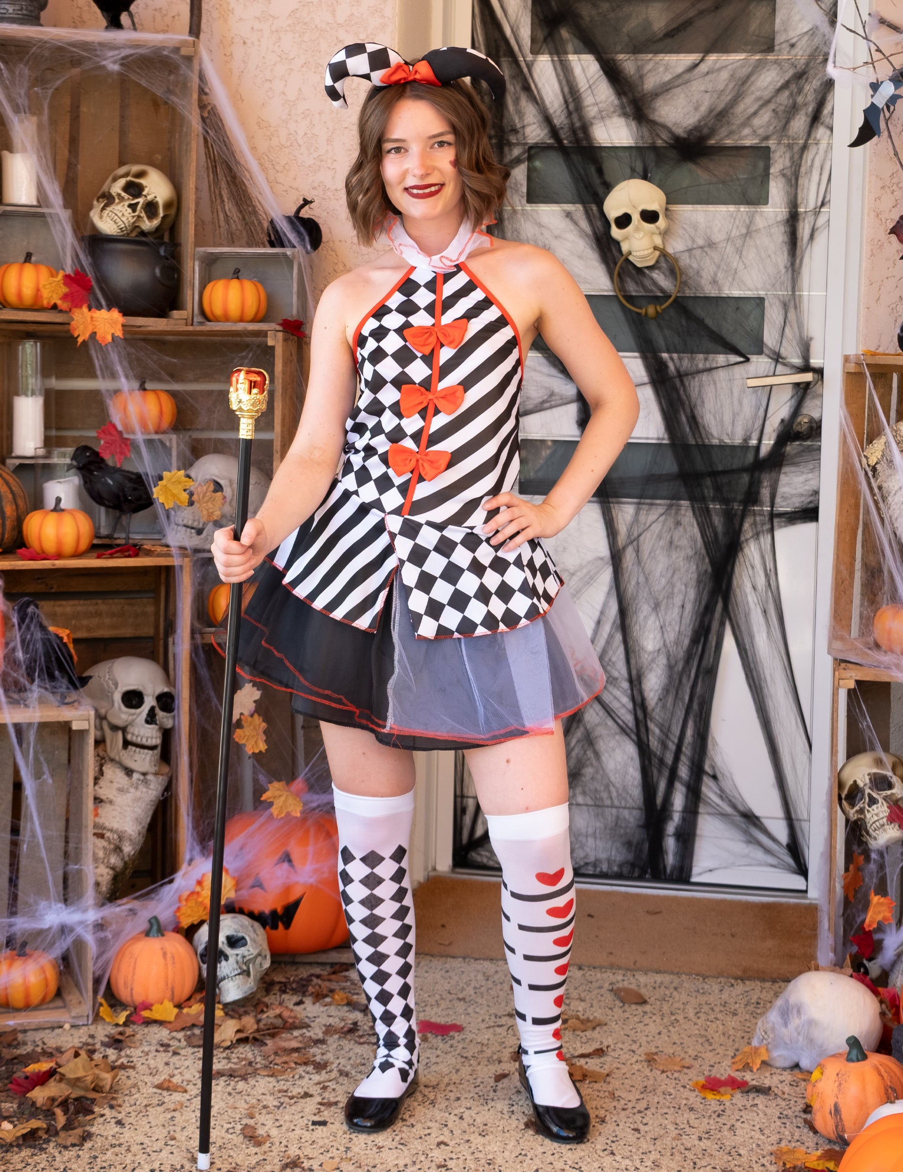 Mise en situation du déguisement arlequin damier pour fille